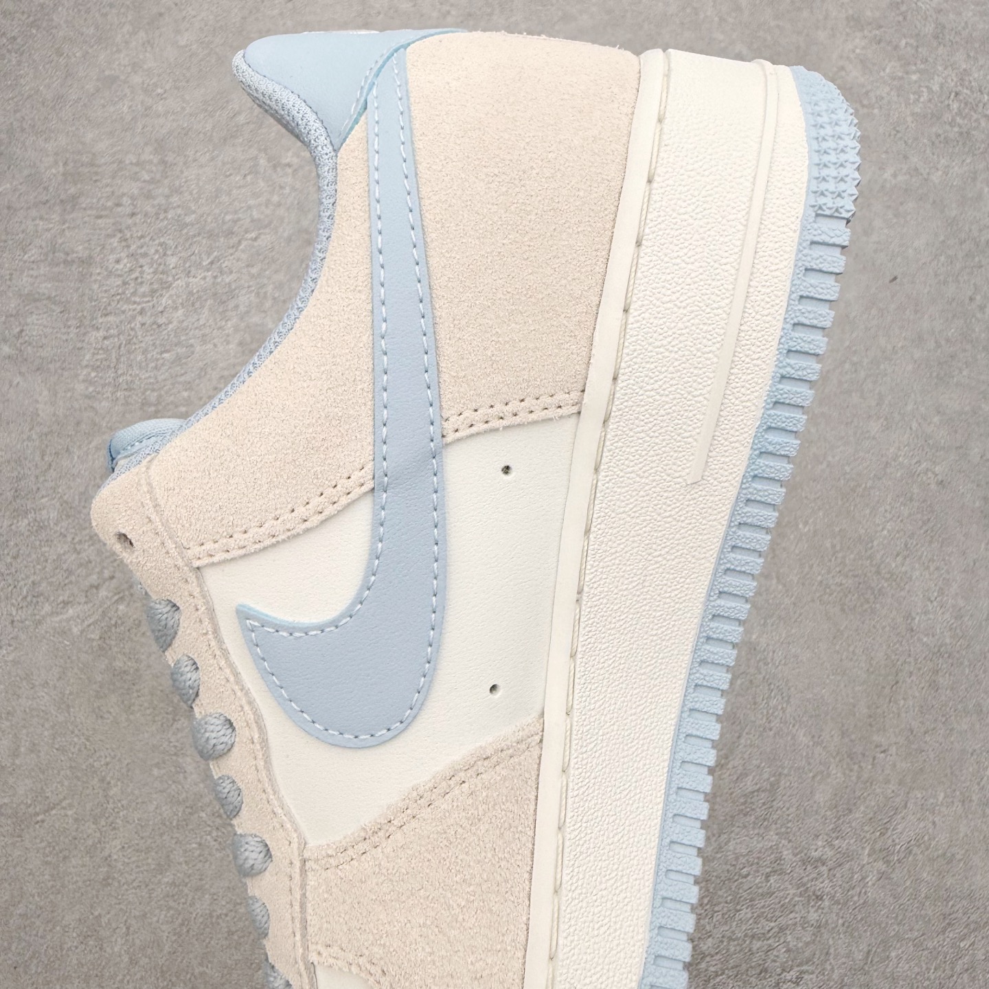 图片[7]-＃XT纯原 NK Air Force 1 Low 空军一号时尚舒适防滑耐磨低帮板鞋 FQ8714-005 顶级批次 2022全新楦头鞋型 鱼鳞大底 历时开发三个月 清洁度完美 二维码鞋标 内置芯片及solo气垫 大底高度及其弧度依照正品 钢印 logo刺绣 鞋口弧度 鞋头长度 鞋面冲孔 鞋垫背胶及钢印 完美鞋型对比正品 每一处都是细节满满 柔软、弹性十足的缓震性能和出色的中底设计 横跨复古与现代的外型结合 造就出风靡全球 三十多年的Force 1 直到今天还深受青睐 实拍调校N版已经零色差零失真 百分百还原实物色彩所见即所得 不存在货不对板色差等低级问题 选购参考实物拍摄 不混卖不参货 只用心做好货严格选品 承诺混一赔十 尺码：36 36.5 37.5 38 38.5 39 40 40.5 41 42 42.5 43 44 44.5 45-选品中心