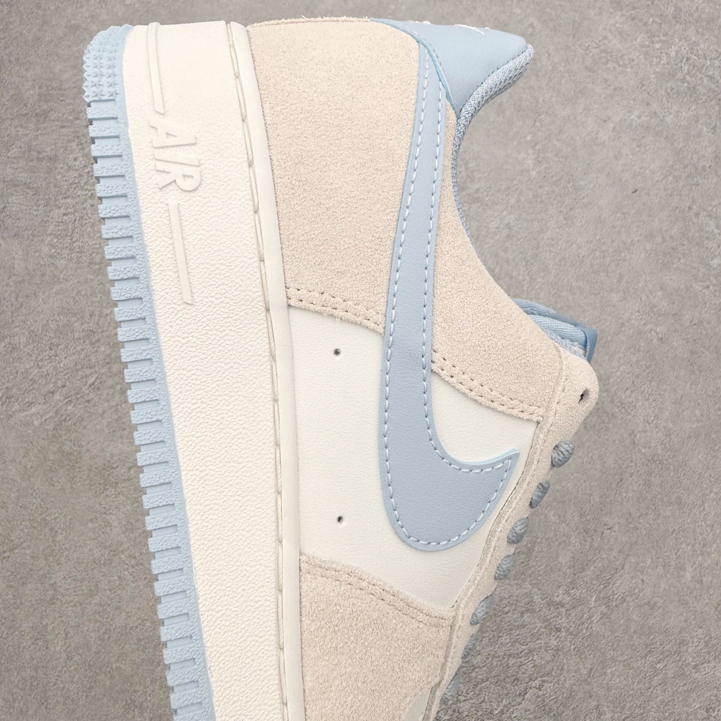 图片[6]-＃XT纯原 NK Air Force 1 Low 空军一号时尚舒适防滑耐磨低帮板鞋 FQ8714-005 顶级批次 2022全新楦头鞋型 鱼鳞大底 历时开发三个月 清洁度完美 二维码鞋标 内置芯片及solo气垫 大底高度及其弧度依照正品 钢印 logo刺绣 鞋口弧度 鞋头长度 鞋面冲孔 鞋垫背胶及钢印 完美鞋型对比正品 每一处都是细节满满 柔软、弹性十足的缓震性能和出色的中底设计 横跨复古与现代的外型结合 造就出风靡全球 三十多年的Force 1 直到今天还深受青睐 实拍调校N版已经零色差零失真 百分百还原实物色彩所见即所得 不存在货不对板色差等低级问题 选购参考实物拍摄 不混卖不参货 只用心做好货严格选品 承诺混一赔十 尺码：36 36.5 37.5 38 38.5 39 40 40.5 41 42 42.5 43 44 44.5 45-选品中心