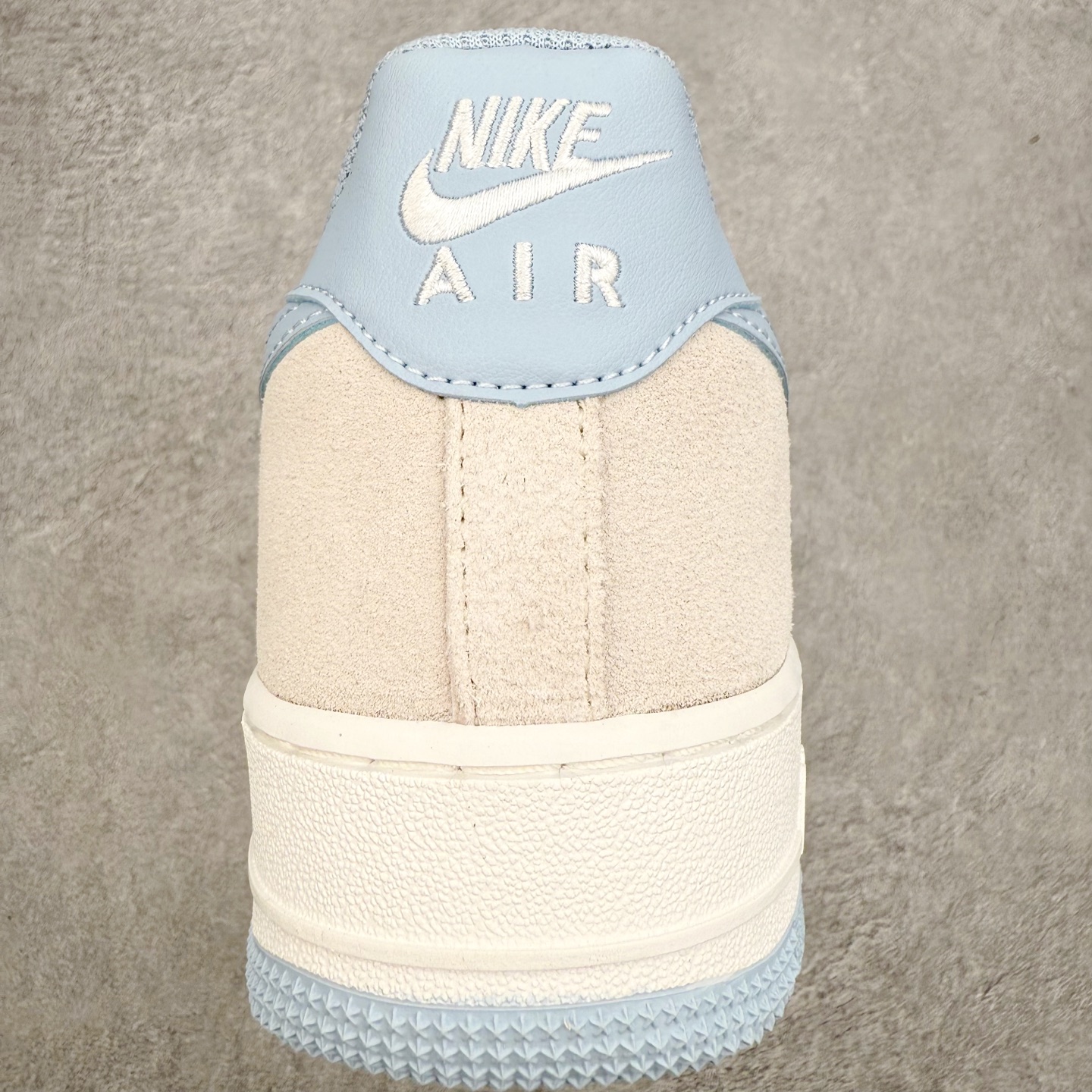 图片[8]-＃XT纯原 NK Air Force 1 Low 空军一号时尚舒适防滑耐磨低帮板鞋 FQ8714-005 顶级批次 2022全新楦头鞋型 鱼鳞大底 历时开发三个月 清洁度完美 二维码鞋标 内置芯片及solo气垫 大底高度及其弧度依照正品 钢印 logo刺绣 鞋口弧度 鞋头长度 鞋面冲孔 鞋垫背胶及钢印 完美鞋型对比正品 每一处都是细节满满 柔软、弹性十足的缓震性能和出色的中底设计 横跨复古与现代的外型结合 造就出风靡全球 三十多年的Force 1 直到今天还深受青睐 实拍调校N版已经零色差零失真 百分百还原实物色彩所见即所得 不存在货不对板色差等低级问题 选购参考实物拍摄 不混卖不参货 只用心做好货严格选品 承诺混一赔十 尺码：36 36.5 37.5 38 38.5 39 40 40.5 41 42 42.5 43 44 44.5 45-选品中心