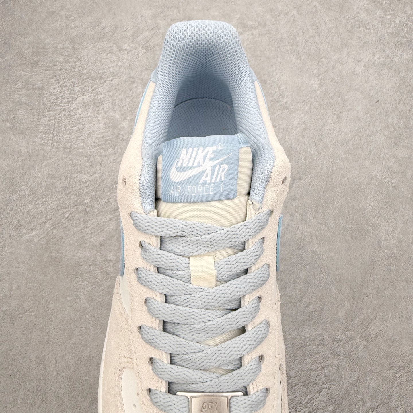 图片[5]-＃XT纯原 NK Air Force 1 Low 空军一号时尚舒适防滑耐磨低帮板鞋 FQ8714-005 顶级批次 2022全新楦头鞋型 鱼鳞大底 历时开发三个月 清洁度完美 二维码鞋标 内置芯片及solo气垫 大底高度及其弧度依照正品 钢印 logo刺绣 鞋口弧度 鞋头长度 鞋面冲孔 鞋垫背胶及钢印 完美鞋型对比正品 每一处都是细节满满 柔软、弹性十足的缓震性能和出色的中底设计 横跨复古与现代的外型结合 造就出风靡全球 三十多年的Force 1 直到今天还深受青睐 实拍调校N版已经零色差零失真 百分百还原实物色彩所见即所得 不存在货不对板色差等低级问题 选购参考实物拍摄 不混卖不参货 只用心做好货严格选品 承诺混一赔十 尺码：36 36.5 37.5 38 38.5 39 40 40.5 41 42 42.5 43 44 44.5 45-选品中心