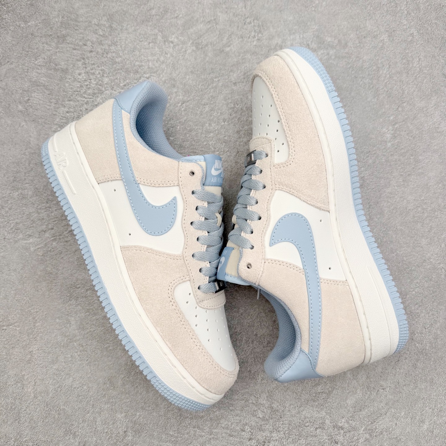 图片[3]-＃XT纯原 NK Air Force 1 Low 空军一号时尚舒适防滑耐磨低帮板鞋 FQ8714-005 顶级批次 2022全新楦头鞋型 鱼鳞大底 历时开发三个月 清洁度完美 二维码鞋标 内置芯片及solo气垫 大底高度及其弧度依照正品 钢印 logo刺绣 鞋口弧度 鞋头长度 鞋面冲孔 鞋垫背胶及钢印 完美鞋型对比正品 每一处都是细节满满 柔软、弹性十足的缓震性能和出色的中底设计 横跨复古与现代的外型结合 造就出风靡全球 三十多年的Force 1 直到今天还深受青睐 实拍调校N版已经零色差零失真 百分百还原实物色彩所见即所得 不存在货不对板色差等低级问题 选购参考实物拍摄 不混卖不参货 只用心做好货严格选品 承诺混一赔十 尺码：36 36.5 37.5 38 38.5 39 40 40.5 41 42 42.5 43 44 44.5 45-选品中心