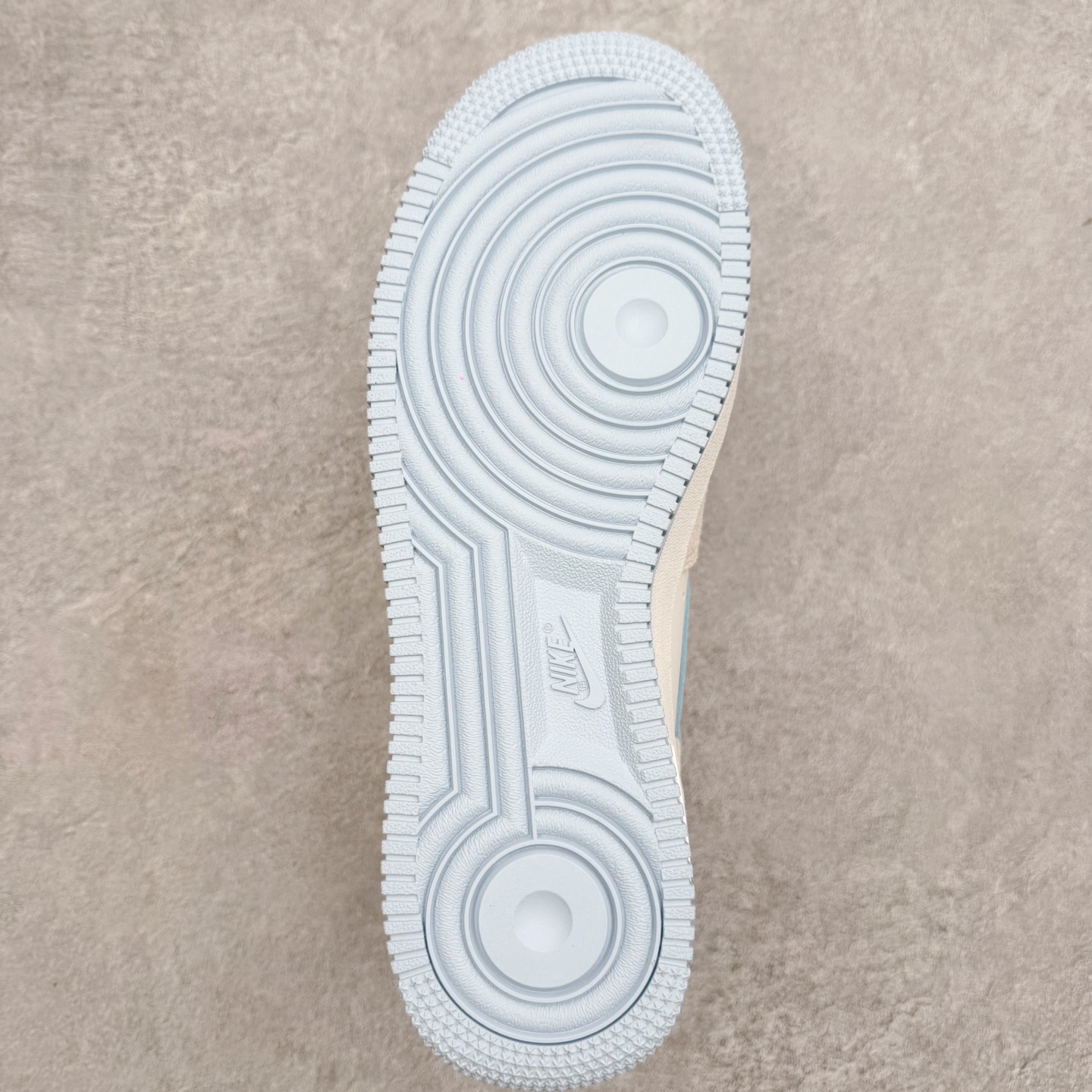 图片[9]-＃XT纯原 NK Air Force 1 Low 空军一号时尚舒适防滑耐磨低帮板鞋 FQ8714-005 顶级批次 2022全新楦头鞋型 鱼鳞大底 历时开发三个月 清洁度完美 二维码鞋标 内置芯片及solo气垫 大底高度及其弧度依照正品 钢印 logo刺绣 鞋口弧度 鞋头长度 鞋面冲孔 鞋垫背胶及钢印 完美鞋型对比正品 每一处都是细节满满 柔软、弹性十足的缓震性能和出色的中底设计 横跨复古与现代的外型结合 造就出风靡全球 三十多年的Force 1 直到今天还深受青睐 实拍调校N版已经零色差零失真 百分百还原实物色彩所见即所得 不存在货不对板色差等低级问题 选购参考实物拍摄 不混卖不参货 只用心做好货严格选品 承诺混一赔十 尺码：36 36.5 37.5 38 38.5 39 40 40.5 41 42 42.5 43 44 44.5 45-选品中心