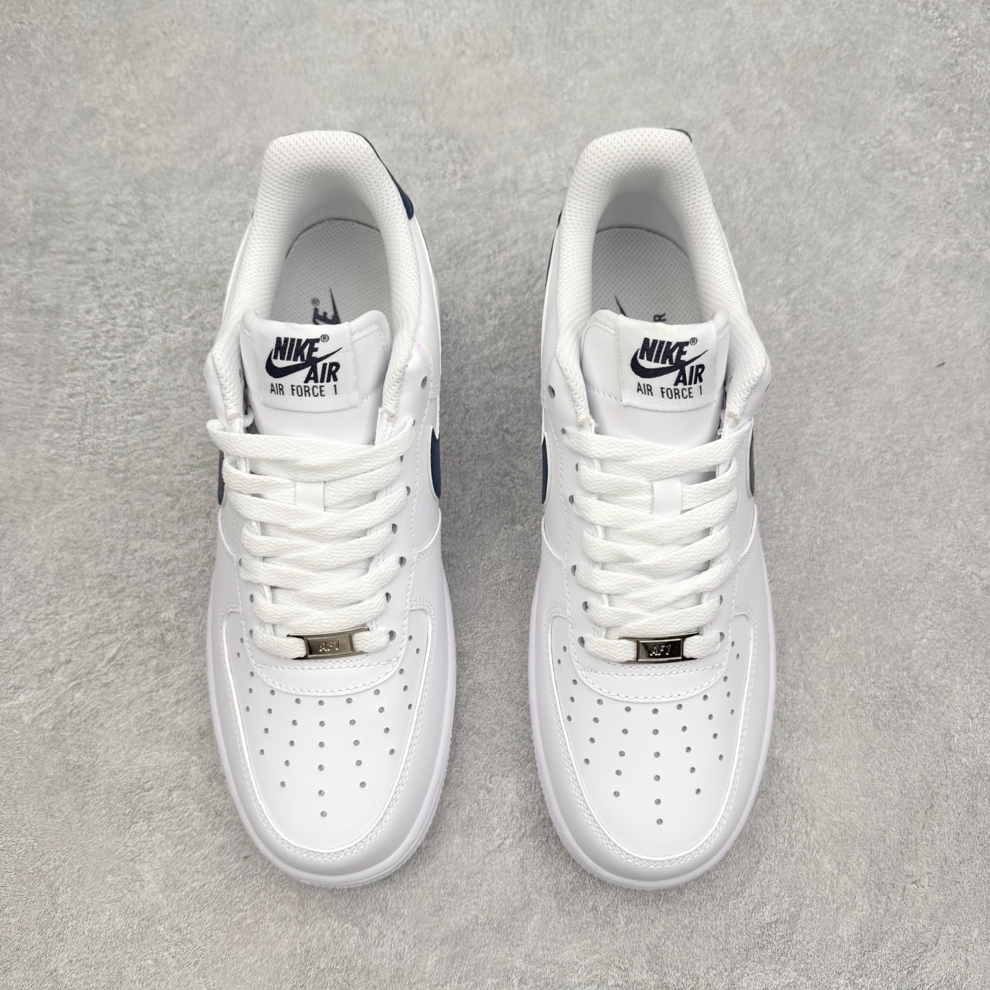 图片[2]-＃XT纯原 NK Air Force 1 Low 空军一号时尚舒适防滑耐磨低帮板鞋 FJ4146-119 顶级批次 2022全新楦头鞋型 鱼鳞大底 历时开发三个月 清洁度完美 二维码鞋标 内置芯片及solo气垫 大底高度及其弧度依照正品 钢印 logo刺绣 鞋口弧度 鞋头长度 鞋面冲孔 鞋垫背胶及钢印 完美鞋型对比正品 每一处都是细节满满 柔软、弹性十足的缓震性能和出色的中底设计 横跨复古与现代的外型结合 造就出风靡全球 三十多年的Force 1 直到今天还深受青睐 实拍调校N版已经零色差零失真 百分百还原实物色彩所见即所得 不存在货不对板色差等低级问题 选购参考实物拍摄 不混卖不参货 只用心做好货严格选品 承诺混一赔十 尺码：36 36.5 37.5 38 38.5 39 40 40.5 41 42 42.5 43 44 44.5 45-选品中心