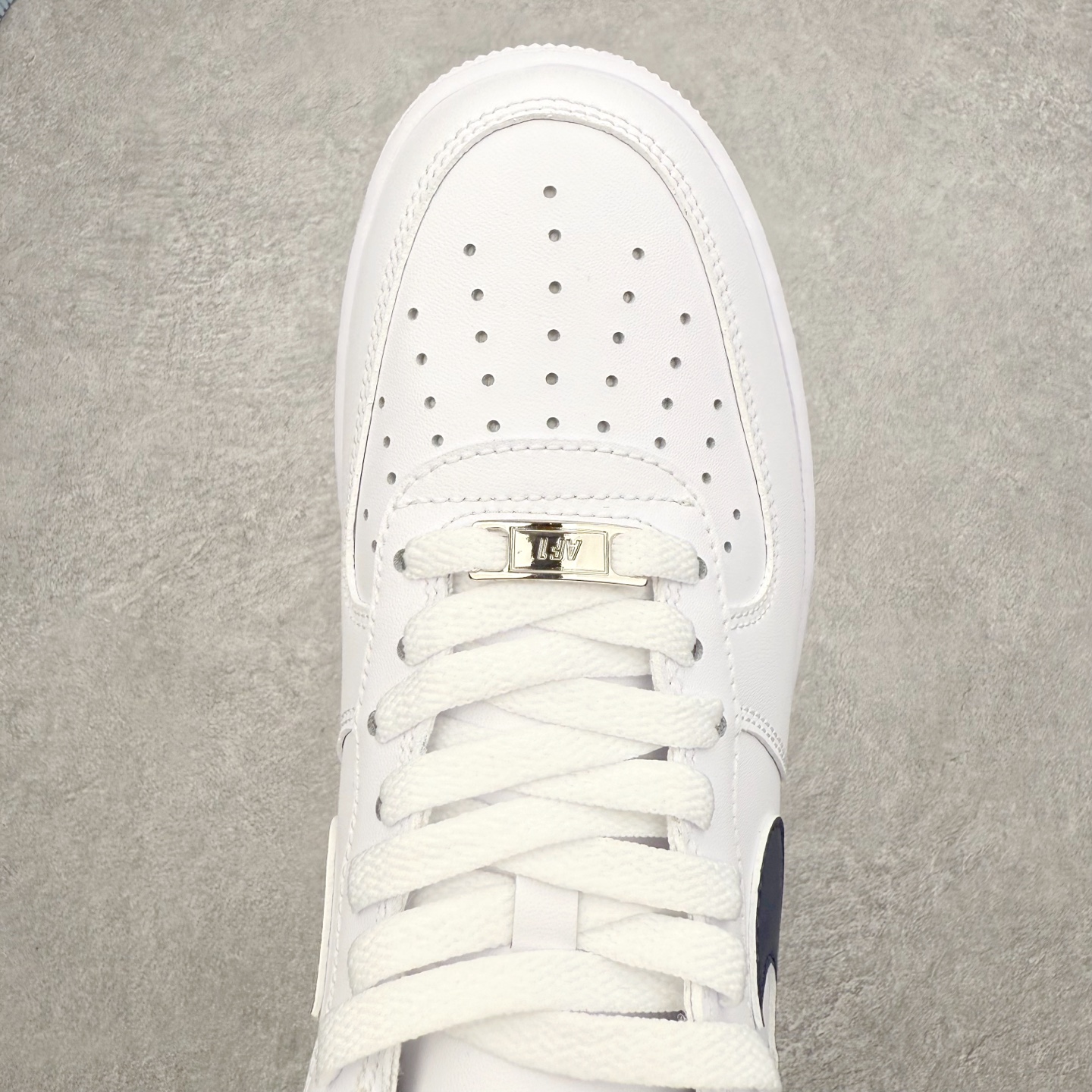 图片[4]-＃XT纯原 NK Air Force 1 Low 空军一号时尚舒适防滑耐磨低帮板鞋 FJ4146-119 顶级批次 2022全新楦头鞋型 鱼鳞大底 历时开发三个月 清洁度完美 二维码鞋标 内置芯片及solo气垫 大底高度及其弧度依照正品 钢印 logo刺绣 鞋口弧度 鞋头长度 鞋面冲孔 鞋垫背胶及钢印 完美鞋型对比正品 每一处都是细节满满 柔软、弹性十足的缓震性能和出色的中底设计 横跨复古与现代的外型结合 造就出风靡全球 三十多年的Force 1 直到今天还深受青睐 实拍调校N版已经零色差零失真 百分百还原实物色彩所见即所得 不存在货不对板色差等低级问题 选购参考实物拍摄 不混卖不参货 只用心做好货严格选品 承诺混一赔十 尺码：36 36.5 37.5 38 38.5 39 40 40.5 41 42 42.5 43 44 44.5 45-选品中心