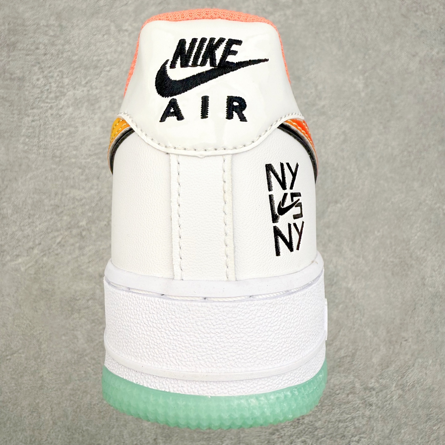 图片[8]-＃XT纯原 NK Air Force 1 Low 空军一号时尚舒适防滑耐磨低帮板鞋 IH4962-100 顶级批次 2022全新楦头鞋型 鱼鳞大底 历时开发三个月 清洁度完美 二维码鞋标 内置芯片及solo气垫 大底高度及其弧度依照正品 钢印 logo刺绣 鞋口弧度 鞋头长度 鞋面冲孔 鞋垫背胶及钢印 完美鞋型对比正品 每一处都是细节满满 柔软、弹性十足的缓震性能和出色的中底设计 横跨复古与现代的外型结合 造就出风靡全球 三十多年的Force 1 直到今天还深受青睐 实拍调校N版已经零色差零失真 百分百还原实物色彩所见即所得 不存在货不对板色差等低级问题 选购参考实物拍摄 不混卖不参货 只用心做好货严格选品 承诺混一赔十 尺码：36 36.5 37.5 38 38.5 39 40 40.5 41 42 42.5 43 44 44.5 45-选品中心