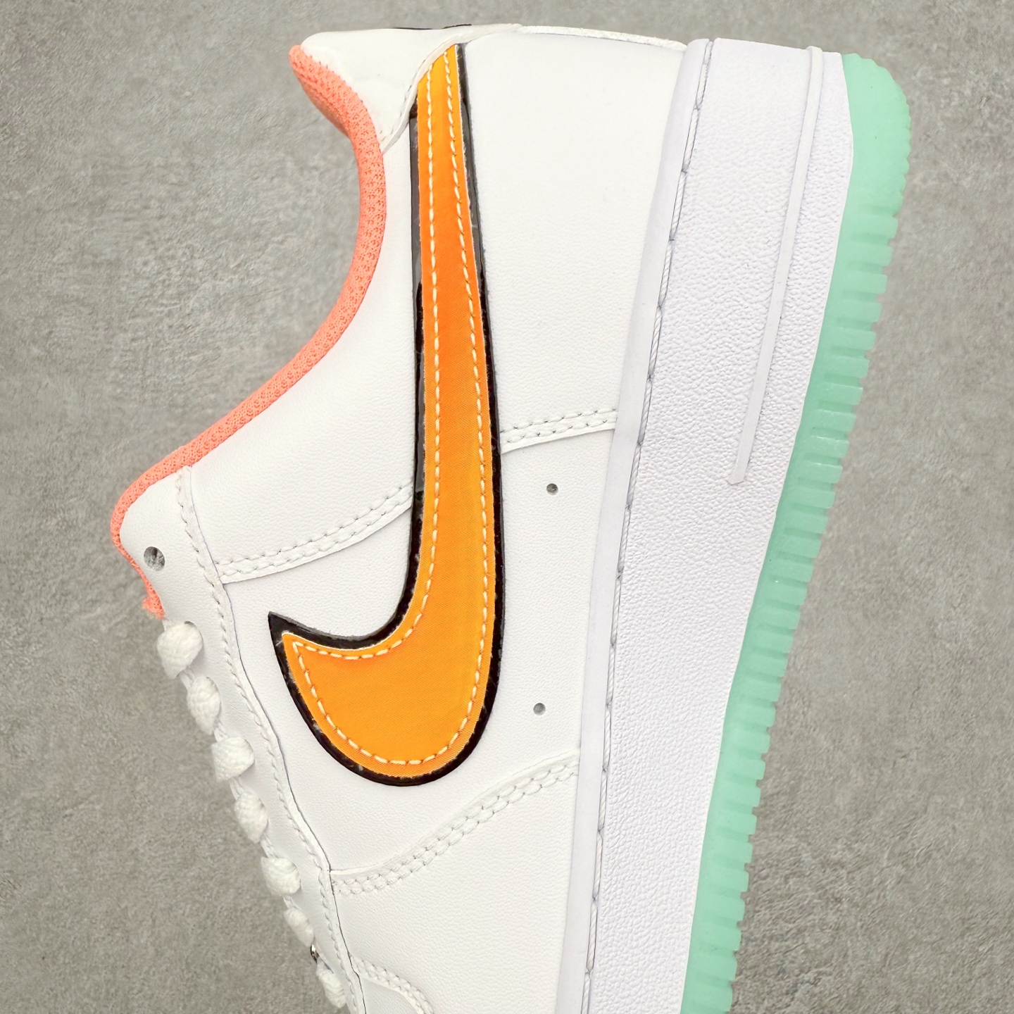 图片[7]-＃XT纯原 NK Air Force 1 Low 空军一号时尚舒适防滑耐磨低帮板鞋 IH4962-100 顶级批次 2022全新楦头鞋型 鱼鳞大底 历时开发三个月 清洁度完美 二维码鞋标 内置芯片及solo气垫 大底高度及其弧度依照正品 钢印 logo刺绣 鞋口弧度 鞋头长度 鞋面冲孔 鞋垫背胶及钢印 完美鞋型对比正品 每一处都是细节满满 柔软、弹性十足的缓震性能和出色的中底设计 横跨复古与现代的外型结合 造就出风靡全球 三十多年的Force 1 直到今天还深受青睐 实拍调校N版已经零色差零失真 百分百还原实物色彩所见即所得 不存在货不对板色差等低级问题 选购参考实物拍摄 不混卖不参货 只用心做好货严格选品 承诺混一赔十 尺码：36 36.5 37.5 38 38.5 39 40 40.5 41 42 42.5 43 44 44.5 45-选品中心