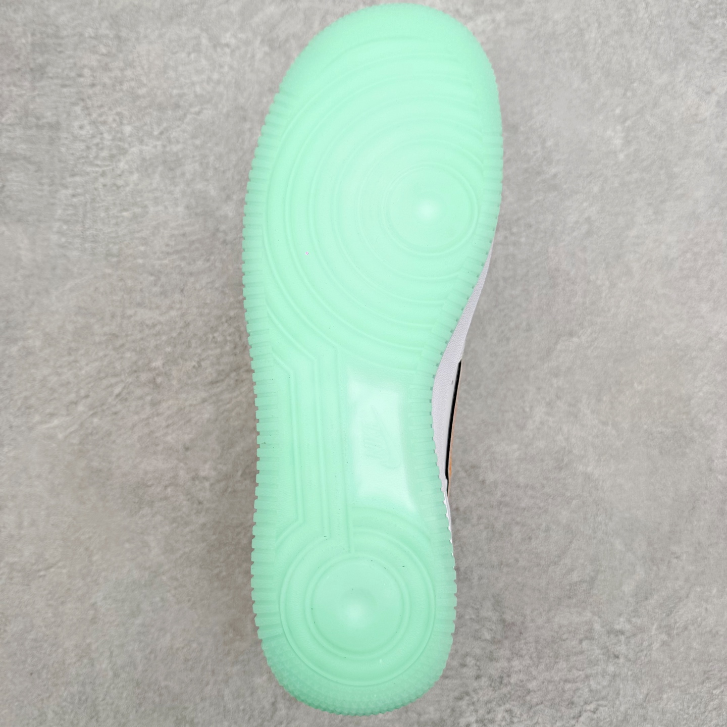 图片[9]-＃XT纯原 NK Air Force 1 Low 空军一号时尚舒适防滑耐磨低帮板鞋 IH4962-100 顶级批次 2022全新楦头鞋型 鱼鳞大底 历时开发三个月 清洁度完美 二维码鞋标 内置芯片及solo气垫 大底高度及其弧度依照正品 钢印 logo刺绣 鞋口弧度 鞋头长度 鞋面冲孔 鞋垫背胶及钢印 完美鞋型对比正品 每一处都是细节满满 柔软、弹性十足的缓震性能和出色的中底设计 横跨复古与现代的外型结合 造就出风靡全球 三十多年的Force 1 直到今天还深受青睐 实拍调校N版已经零色差零失真 百分百还原实物色彩所见即所得 不存在货不对板色差等低级问题 选购参考实物拍摄 不混卖不参货 只用心做好货严格选品 承诺混一赔十 尺码：36 36.5 37.5 38 38.5 39 40 40.5 41 42 42.5 43 44 44.5 45-选品中心