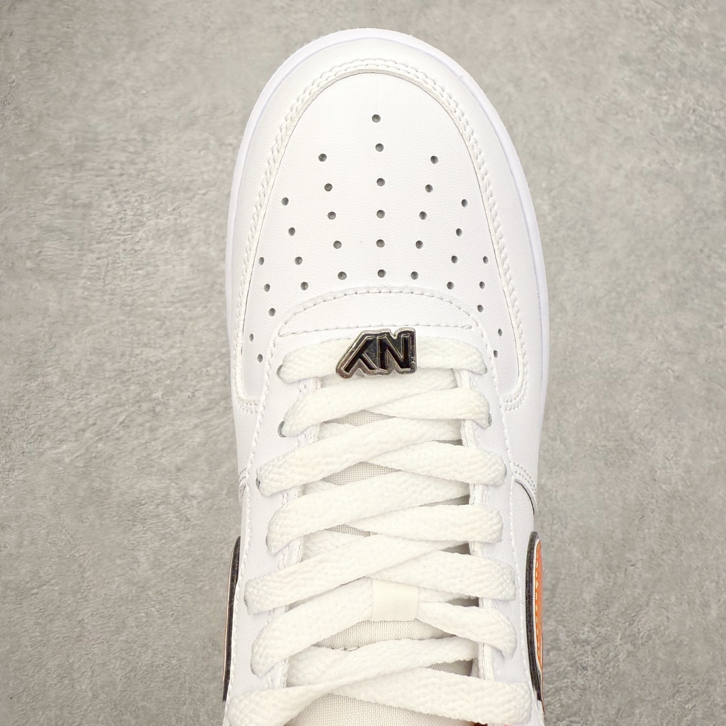 图片[4]-＃XT纯原 NK Air Force 1 Low 空军一号时尚舒适防滑耐磨低帮板鞋 IH4962-100 顶级批次 2022全新楦头鞋型 鱼鳞大底 历时开发三个月 清洁度完美 二维码鞋标 内置芯片及solo气垫 大底高度及其弧度依照正品 钢印 logo刺绣 鞋口弧度 鞋头长度 鞋面冲孔 鞋垫背胶及钢印 完美鞋型对比正品 每一处都是细节满满 柔软、弹性十足的缓震性能和出色的中底设计 横跨复古与现代的外型结合 造就出风靡全球 三十多年的Force 1 直到今天还深受青睐 实拍调校N版已经零色差零失真 百分百还原实物色彩所见即所得 不存在货不对板色差等低级问题 选购参考实物拍摄 不混卖不参货 只用心做好货严格选品 承诺混一赔十 尺码：36 36.5 37.5 38 38.5 39 40 40.5 41 42 42.5 43 44 44.5 45-选品中心