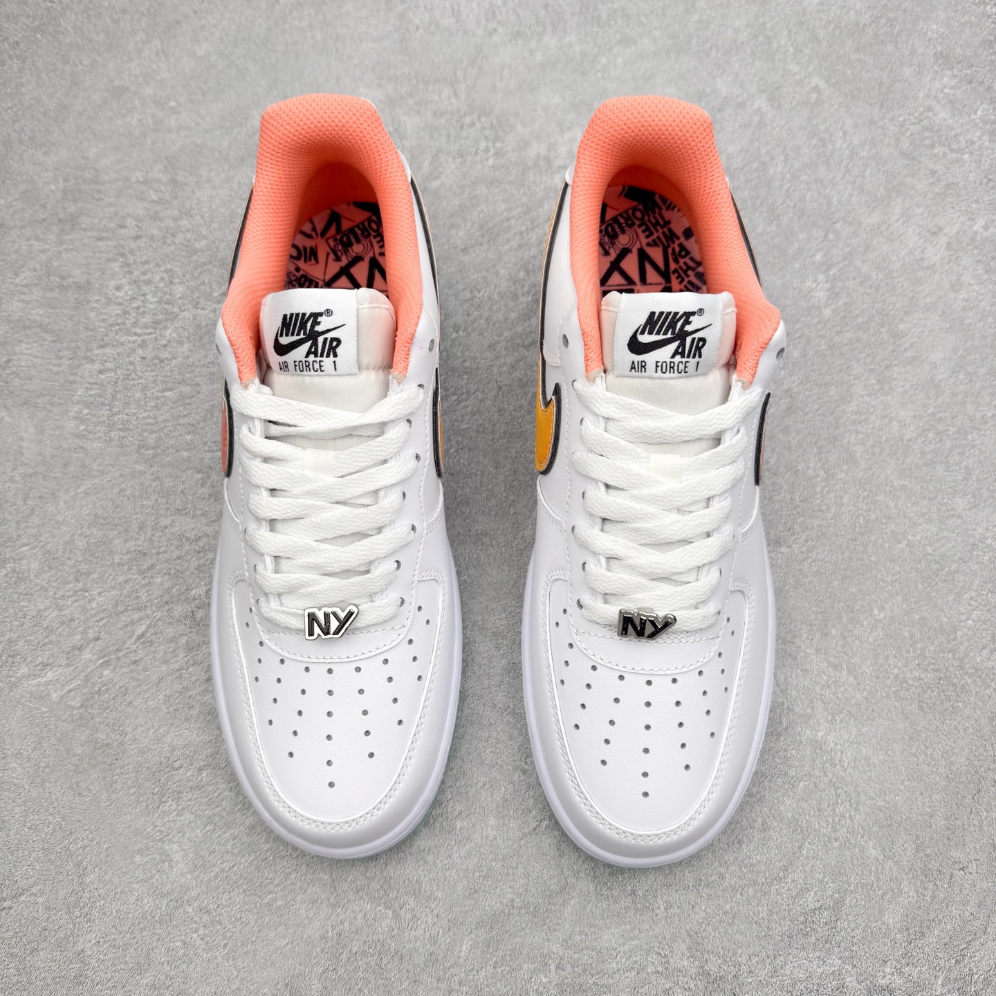 图片[2]-＃XT纯原 NK Air Force 1 Low 空军一号时尚舒适防滑耐磨低帮板鞋 IH4962-100 顶级批次 2022全新楦头鞋型 鱼鳞大底 历时开发三个月 清洁度完美 二维码鞋标 内置芯片及solo气垫 大底高度及其弧度依照正品 钢印 logo刺绣 鞋口弧度 鞋头长度 鞋面冲孔 鞋垫背胶及钢印 完美鞋型对比正品 每一处都是细节满满 柔软、弹性十足的缓震性能和出色的中底设计 横跨复古与现代的外型结合 造就出风靡全球 三十多年的Force 1 直到今天还深受青睐 实拍调校N版已经零色差零失真 百分百还原实物色彩所见即所得 不存在货不对板色差等低级问题 选购参考实物拍摄 不混卖不参货 只用心做好货严格选品 承诺混一赔十 尺码：36 36.5 37.5 38 38.5 39 40 40.5 41 42 42.5 43 44 44.5 45-选品中心