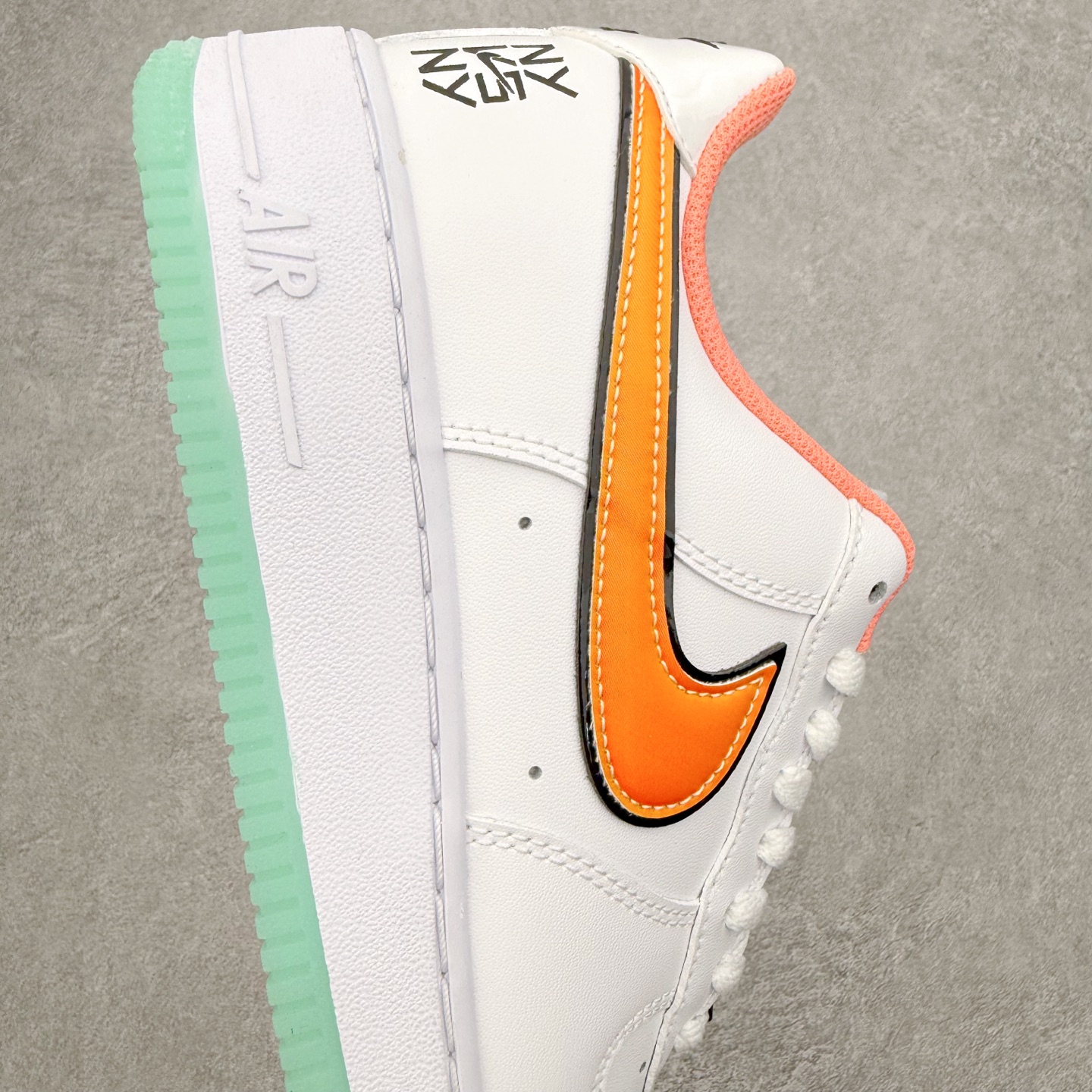 图片[6]-＃XT纯原 NK Air Force 1 Low 空军一号时尚舒适防滑耐磨低帮板鞋 IH4962-100 顶级批次 2022全新楦头鞋型 鱼鳞大底 历时开发三个月 清洁度完美 二维码鞋标 内置芯片及solo气垫 大底高度及其弧度依照正品 钢印 logo刺绣 鞋口弧度 鞋头长度 鞋面冲孔 鞋垫背胶及钢印 完美鞋型对比正品 每一处都是细节满满 柔软、弹性十足的缓震性能和出色的中底设计 横跨复古与现代的外型结合 造就出风靡全球 三十多年的Force 1 直到今天还深受青睐 实拍调校N版已经零色差零失真 百分百还原实物色彩所见即所得 不存在货不对板色差等低级问题 选购参考实物拍摄 不混卖不参货 只用心做好货严格选品 承诺混一赔十 尺码：36 36.5 37.5 38 38.5 39 40 40.5 41 42 42.5 43 44 44.5 45-选品中心