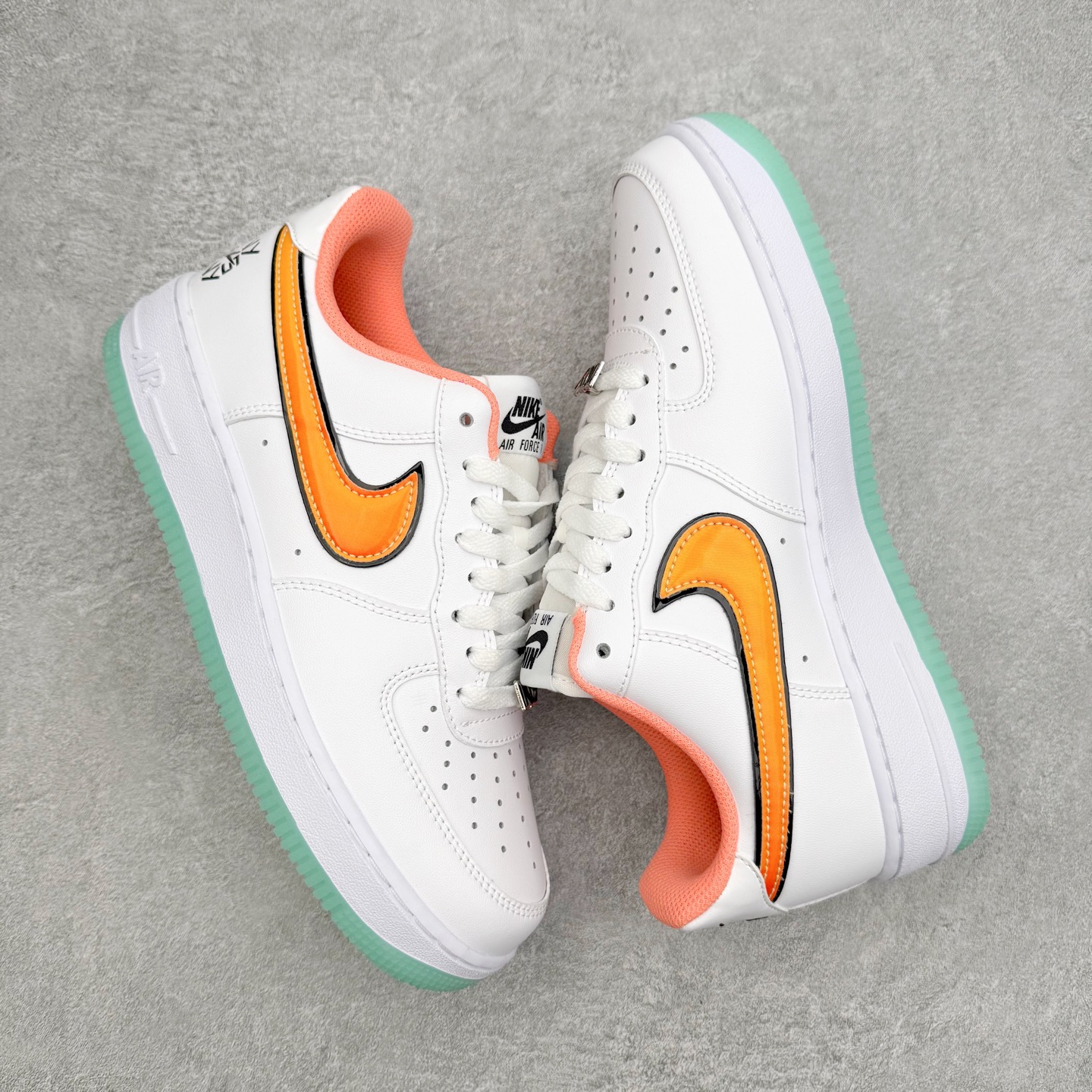 图片[3]-＃XT纯原 NK Air Force 1 Low 空军一号时尚舒适防滑耐磨低帮板鞋 IH4962-100 顶级批次 2022全新楦头鞋型 鱼鳞大底 历时开发三个月 清洁度完美 二维码鞋标 内置芯片及solo气垫 大底高度及其弧度依照正品 钢印 logo刺绣 鞋口弧度 鞋头长度 鞋面冲孔 鞋垫背胶及钢印 完美鞋型对比正品 每一处都是细节满满 柔软、弹性十足的缓震性能和出色的中底设计 横跨复古与现代的外型结合 造就出风靡全球 三十多年的Force 1 直到今天还深受青睐 实拍调校N版已经零色差零失真 百分百还原实物色彩所见即所得 不存在货不对板色差等低级问题 选购参考实物拍摄 不混卖不参货 只用心做好货严格选品 承诺混一赔十 尺码：36 36.5 37.5 38 38.5 39 40 40.5 41 42 42.5 43 44 44.5 45-选品中心