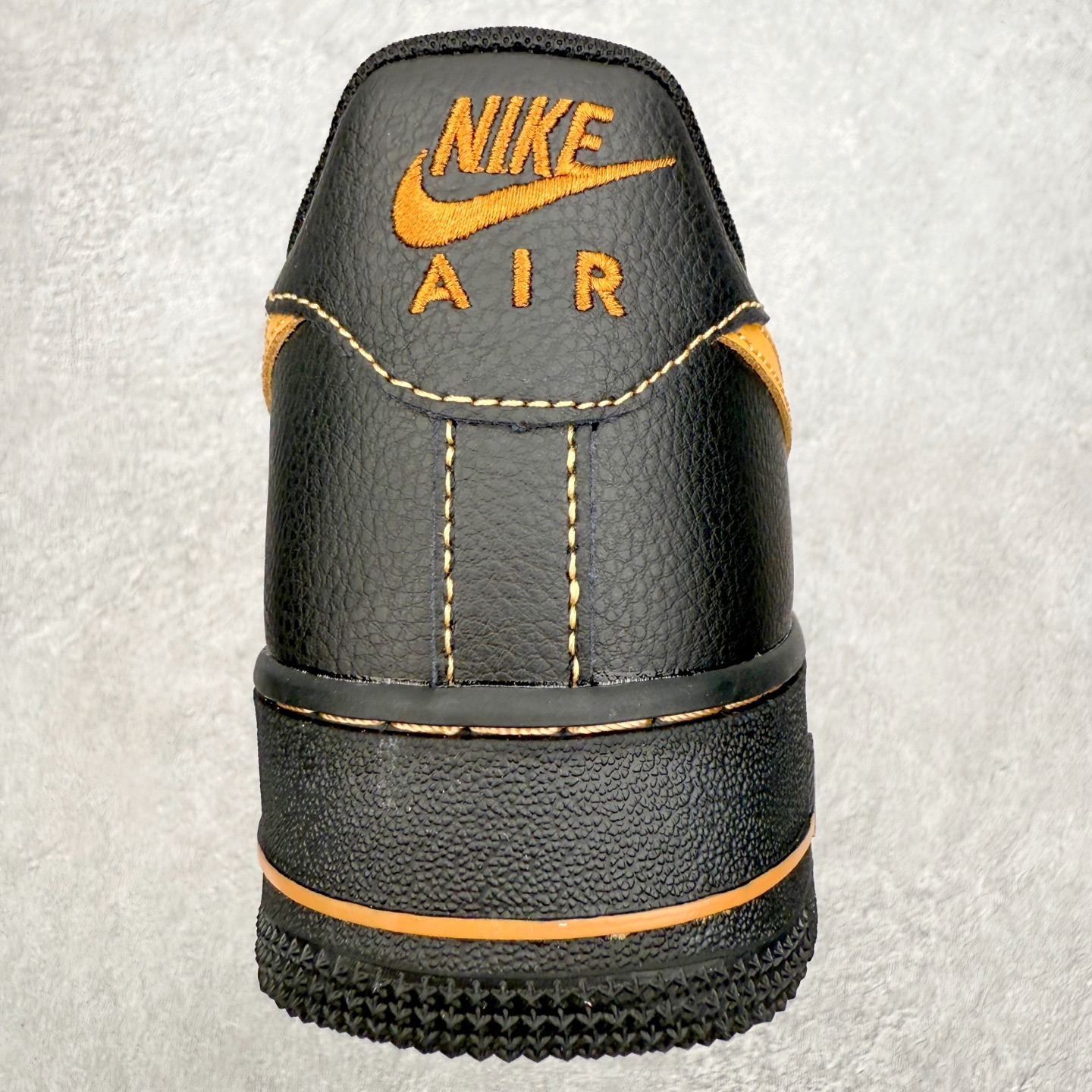 图片[8]-＃XT纯原 NK Air Force 1 Low 空军一号时尚舒适防滑耐磨低帮板鞋 IH2037-003 顶级批次 2022全新楦头鞋型 鱼鳞大底 历时开发三个月 清洁度完美 二维码鞋标 内置芯片及solo气垫 大底高度及其弧度依照正品 钢印 logo刺绣 鞋口弧度 鞋头长度 鞋面冲孔 鞋垫背胶及钢印 完美鞋型对比正品 每一处都是细节满满 柔软、弹性十足的缓震性能和出色的中底设计 横跨复古与现代的外型结合 造就出风靡全球 三十多年的Force 1 直到今天还深受青睐 实拍调校N版已经零色差零失真 百分百还原实物色彩所见即所得 不存在货不对板色差等低级问题 选购参考实物拍摄 不混卖不参货 只用心做好货严格选品 承诺混一赔十 尺码：36 36.5 37.5 38 38.5 39 40 40.5 41 42 42.5 43 44 44.5 45-选品中心