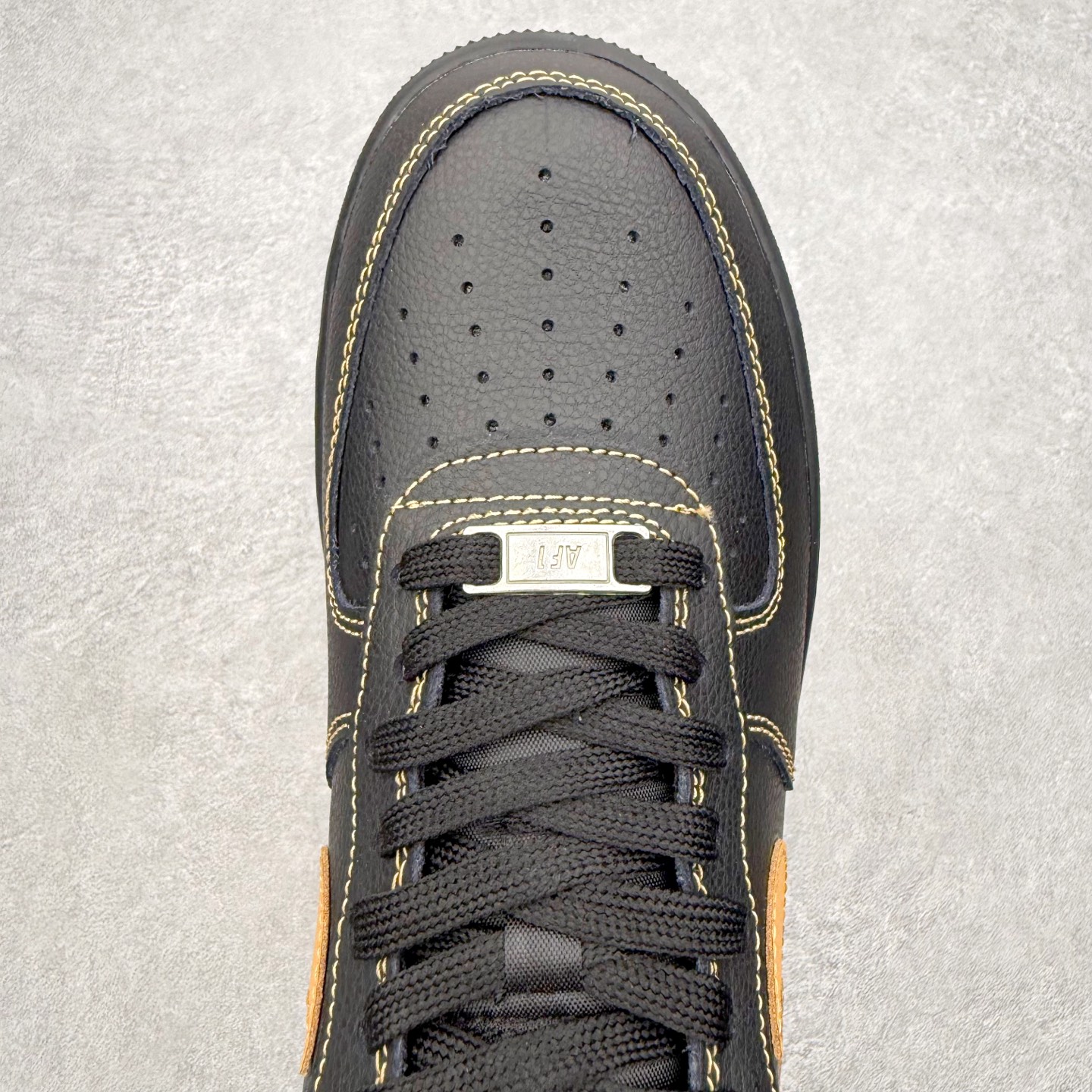 图片[4]-＃XT纯原 NK Air Force 1 Low 空军一号时尚舒适防滑耐磨低帮板鞋 IH2037-003 顶级批次 2022全新楦头鞋型 鱼鳞大底 历时开发三个月 清洁度完美 二维码鞋标 内置芯片及solo气垫 大底高度及其弧度依照正品 钢印 logo刺绣 鞋口弧度 鞋头长度 鞋面冲孔 鞋垫背胶及钢印 完美鞋型对比正品 每一处都是细节满满 柔软、弹性十足的缓震性能和出色的中底设计 横跨复古与现代的外型结合 造就出风靡全球 三十多年的Force 1 直到今天还深受青睐 实拍调校N版已经零色差零失真 百分百还原实物色彩所见即所得 不存在货不对板色差等低级问题 选购参考实物拍摄 不混卖不参货 只用心做好货严格选品 承诺混一赔十 尺码：36 36.5 37.5 38 38.5 39 40 40.5 41 42 42.5 43 44 44.5 45-选品中心