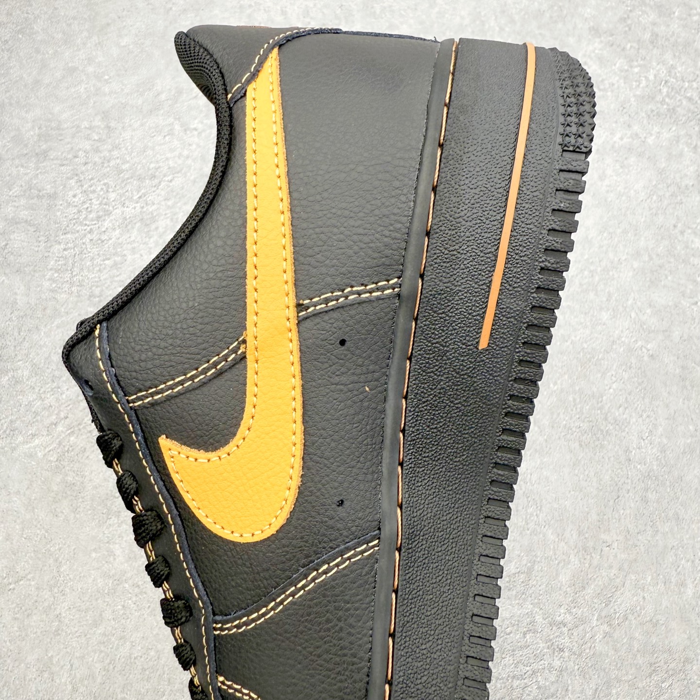 图片[7]-＃XT纯原 NK Air Force 1 Low 空军一号时尚舒适防滑耐磨低帮板鞋 IH2037-003 顶级批次 2022全新楦头鞋型 鱼鳞大底 历时开发三个月 清洁度完美 二维码鞋标 内置芯片及solo气垫 大底高度及其弧度依照正品 钢印 logo刺绣 鞋口弧度 鞋头长度 鞋面冲孔 鞋垫背胶及钢印 完美鞋型对比正品 每一处都是细节满满 柔软、弹性十足的缓震性能和出色的中底设计 横跨复古与现代的外型结合 造就出风靡全球 三十多年的Force 1 直到今天还深受青睐 实拍调校N版已经零色差零失真 百分百还原实物色彩所见即所得 不存在货不对板色差等低级问题 选购参考实物拍摄 不混卖不参货 只用心做好货严格选品 承诺混一赔十 尺码：36 36.5 37.5 38 38.5 39 40 40.5 41 42 42.5 43 44 44.5 45-选品中心