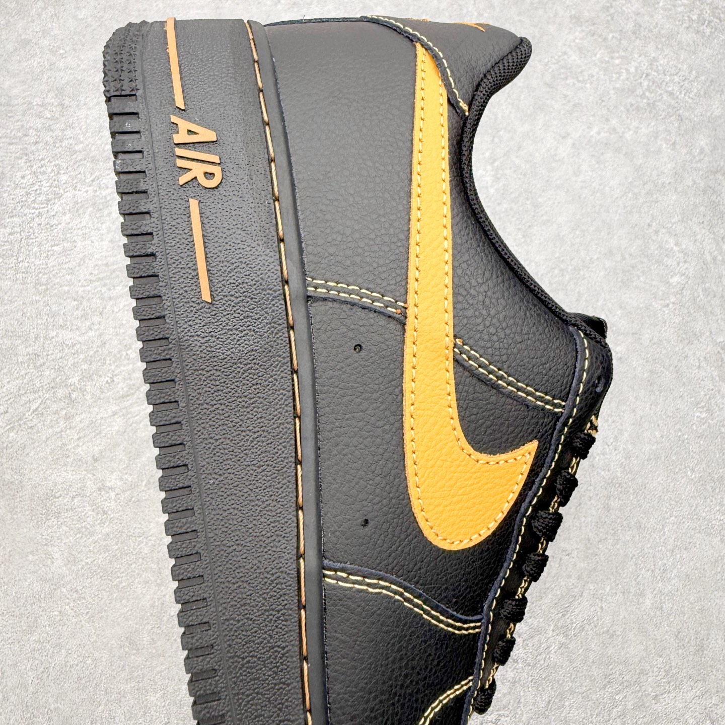 图片[6]-＃XT纯原 NK Air Force 1 Low 空军一号时尚舒适防滑耐磨低帮板鞋 IH2037-003 顶级批次 2022全新楦头鞋型 鱼鳞大底 历时开发三个月 清洁度完美 二维码鞋标 内置芯片及solo气垫 大底高度及其弧度依照正品 钢印 logo刺绣 鞋口弧度 鞋头长度 鞋面冲孔 鞋垫背胶及钢印 完美鞋型对比正品 每一处都是细节满满 柔软、弹性十足的缓震性能和出色的中底设计 横跨复古与现代的外型结合 造就出风靡全球 三十多年的Force 1 直到今天还深受青睐 实拍调校N版已经零色差零失真 百分百还原实物色彩所见即所得 不存在货不对板色差等低级问题 选购参考实物拍摄 不混卖不参货 只用心做好货严格选品 承诺混一赔十 尺码：36 36.5 37.5 38 38.5 39 40 40.5 41 42 42.5 43 44 44.5 45-选品中心