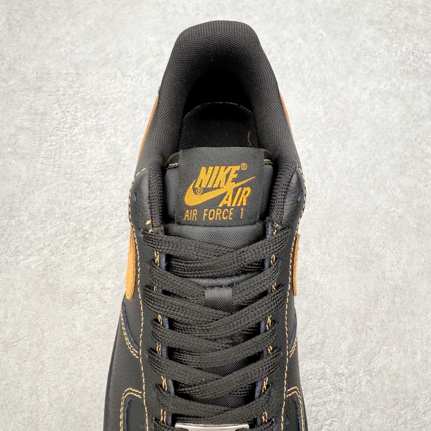 图片[5]-＃XT纯原 NK Air Force 1 Low 空军一号时尚舒适防滑耐磨低帮板鞋 IH2037-003 顶级批次 2022全新楦头鞋型 鱼鳞大底 历时开发三个月 清洁度完美 二维码鞋标 内置芯片及solo气垫 大底高度及其弧度依照正品 钢印 logo刺绣 鞋口弧度 鞋头长度 鞋面冲孔 鞋垫背胶及钢印 完美鞋型对比正品 每一处都是细节满满 柔软、弹性十足的缓震性能和出色的中底设计 横跨复古与现代的外型结合 造就出风靡全球 三十多年的Force 1 直到今天还深受青睐 实拍调校N版已经零色差零失真 百分百还原实物色彩所见即所得 不存在货不对板色差等低级问题 选购参考实物拍摄 不混卖不参货 只用心做好货严格选品 承诺混一赔十 尺码：36 36.5 37.5 38 38.5 39 40 40.5 41 42 42.5 43 44 44.5 45-选品中心