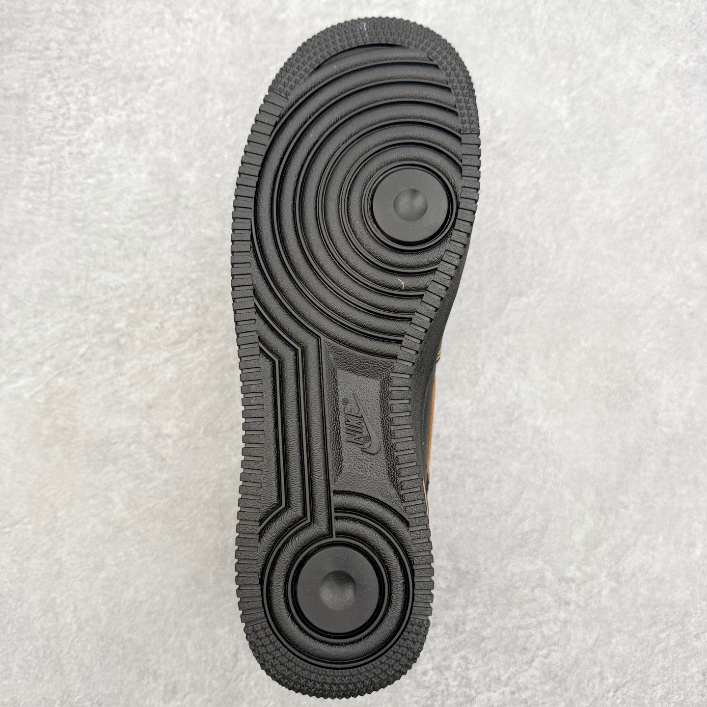 图片[9]-＃XT纯原 NK Air Force 1 Low 空军一号时尚舒适防滑耐磨低帮板鞋 IH2037-003 顶级批次 2022全新楦头鞋型 鱼鳞大底 历时开发三个月 清洁度完美 二维码鞋标 内置芯片及solo气垫 大底高度及其弧度依照正品 钢印 logo刺绣 鞋口弧度 鞋头长度 鞋面冲孔 鞋垫背胶及钢印 完美鞋型对比正品 每一处都是细节满满 柔软、弹性十足的缓震性能和出色的中底设计 横跨复古与现代的外型结合 造就出风靡全球 三十多年的Force 1 直到今天还深受青睐 实拍调校N版已经零色差零失真 百分百还原实物色彩所见即所得 不存在货不对板色差等低级问题 选购参考实物拍摄 不混卖不参货 只用心做好货严格选品 承诺混一赔十 尺码：36 36.5 37.5 38 38.5 39 40 40.5 41 42 42.5 43 44 44.5 45-选品中心