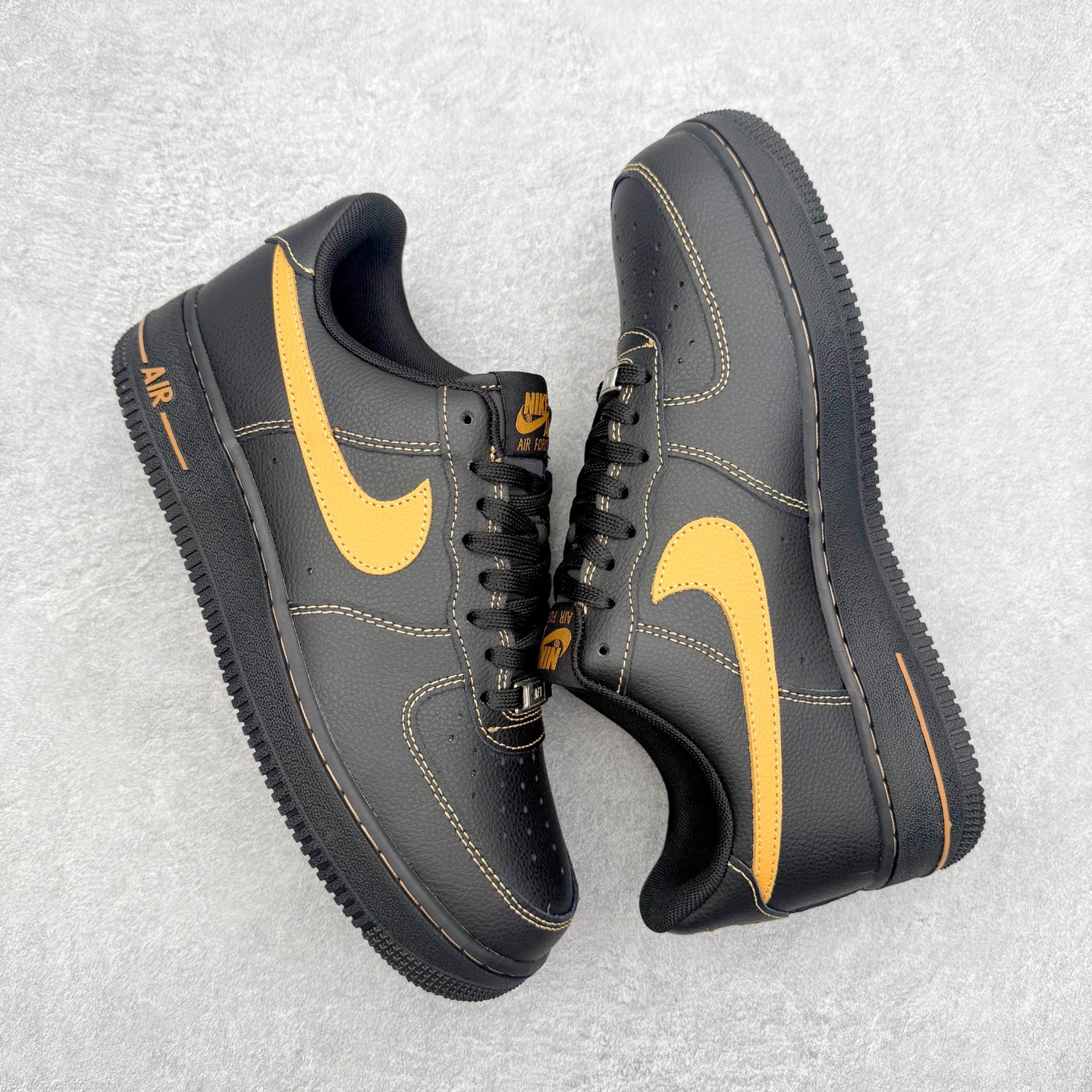 图片[3]-＃XT纯原 NK Air Force 1 Low 空军一号时尚舒适防滑耐磨低帮板鞋 IH2037-003 顶级批次 2022全新楦头鞋型 鱼鳞大底 历时开发三个月 清洁度完美 二维码鞋标 内置芯片及solo气垫 大底高度及其弧度依照正品 钢印 logo刺绣 鞋口弧度 鞋头长度 鞋面冲孔 鞋垫背胶及钢印 完美鞋型对比正品 每一处都是细节满满 柔软、弹性十足的缓震性能和出色的中底设计 横跨复古与现代的外型结合 造就出风靡全球 三十多年的Force 1 直到今天还深受青睐 实拍调校N版已经零色差零失真 百分百还原实物色彩所见即所得 不存在货不对板色差等低级问题 选购参考实物拍摄 不混卖不参货 只用心做好货严格选品 承诺混一赔十 尺码：36 36.5 37.5 38 38.5 39 40 40.5 41 42 42.5 43 44 44.5 45-选品中心