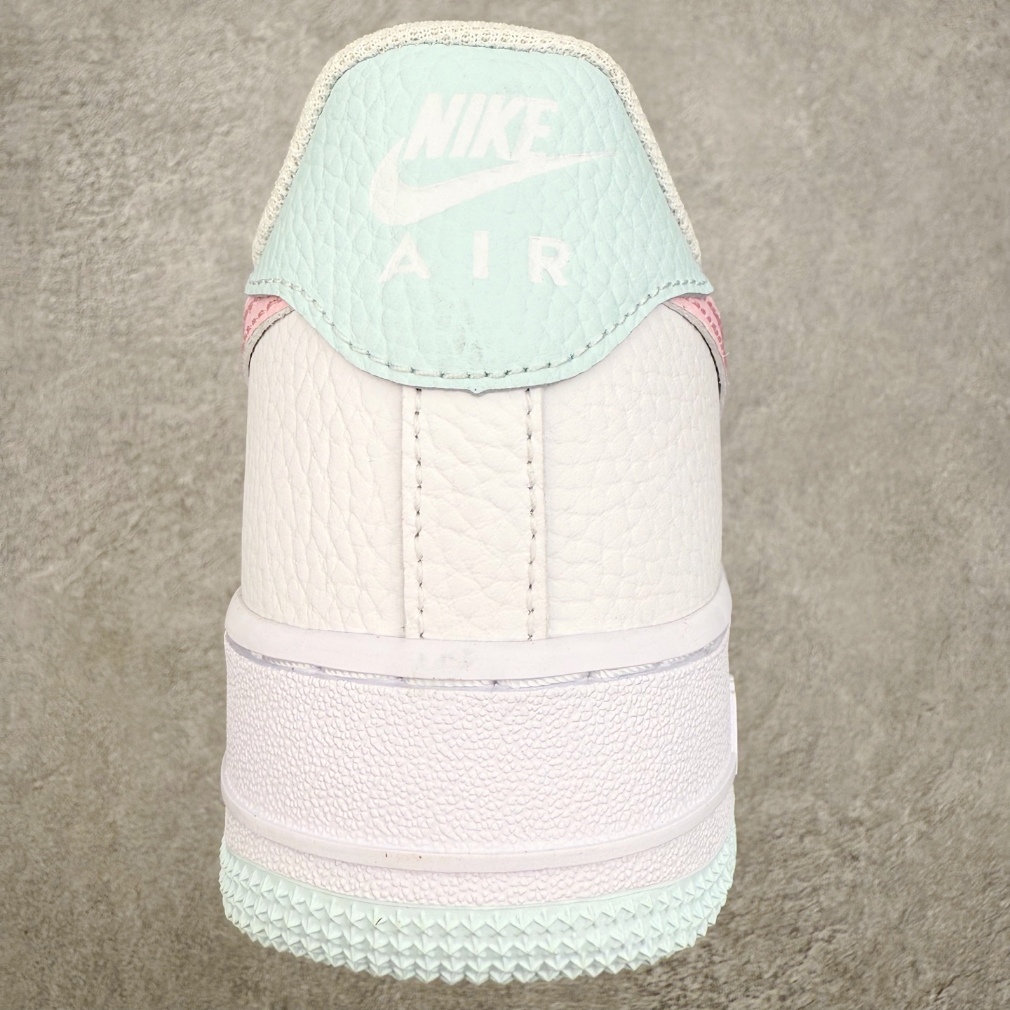 图片[8]-＃XT纯原 NK Air Force 1 Low 空军一号时尚舒适防滑耐磨低帮板鞋 IH0640-161 顶级批次 2022全新楦头鞋型 鱼鳞大底 历时开发三个月 清洁度完美 二维码鞋标 内置芯片及solo气垫 大底高度及其弧度依照正品 钢印 logo刺绣 鞋口弧度 鞋头长度 鞋面冲孔 鞋垫背胶及钢印 完美鞋型对比正品 每一处都是细节满满 柔软、弹性十足的缓震性能和出色的中底设计 横跨复古与现代的外型结合 造就出风靡全球 三十多年的Force 1 直到今天还深受青睐 实拍调校N版已经零色差零失真 百分百还原实物色彩所见即所得 不存在货不对板色差等低级问题 选购参考实物拍摄 不混卖不参货 只用心做好货严格选品 承诺混一赔十 尺码：36 36.5 37.5 38 38.5 39 40 40.5 41 42 42.5 43 44 44.5 45-选品中心