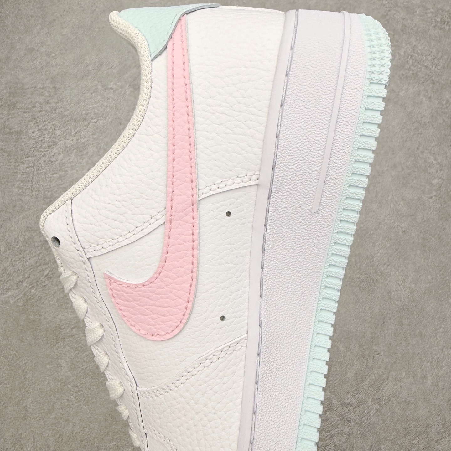 图片[7]-＃XT纯原 NK Air Force 1 Low 空军一号时尚舒适防滑耐磨低帮板鞋 IH0640-161 顶级批次 2022全新楦头鞋型 鱼鳞大底 历时开发三个月 清洁度完美 二维码鞋标 内置芯片及solo气垫 大底高度及其弧度依照正品 钢印 logo刺绣 鞋口弧度 鞋头长度 鞋面冲孔 鞋垫背胶及钢印 完美鞋型对比正品 每一处都是细节满满 柔软、弹性十足的缓震性能和出色的中底设计 横跨复古与现代的外型结合 造就出风靡全球 三十多年的Force 1 直到今天还深受青睐 实拍调校N版已经零色差零失真 百分百还原实物色彩所见即所得 不存在货不对板色差等低级问题 选购参考实物拍摄 不混卖不参货 只用心做好货严格选品 承诺混一赔十 尺码：36 36.5 37.5 38 38.5 39 40 40.5 41 42 42.5 43 44 44.5 45-选品中心