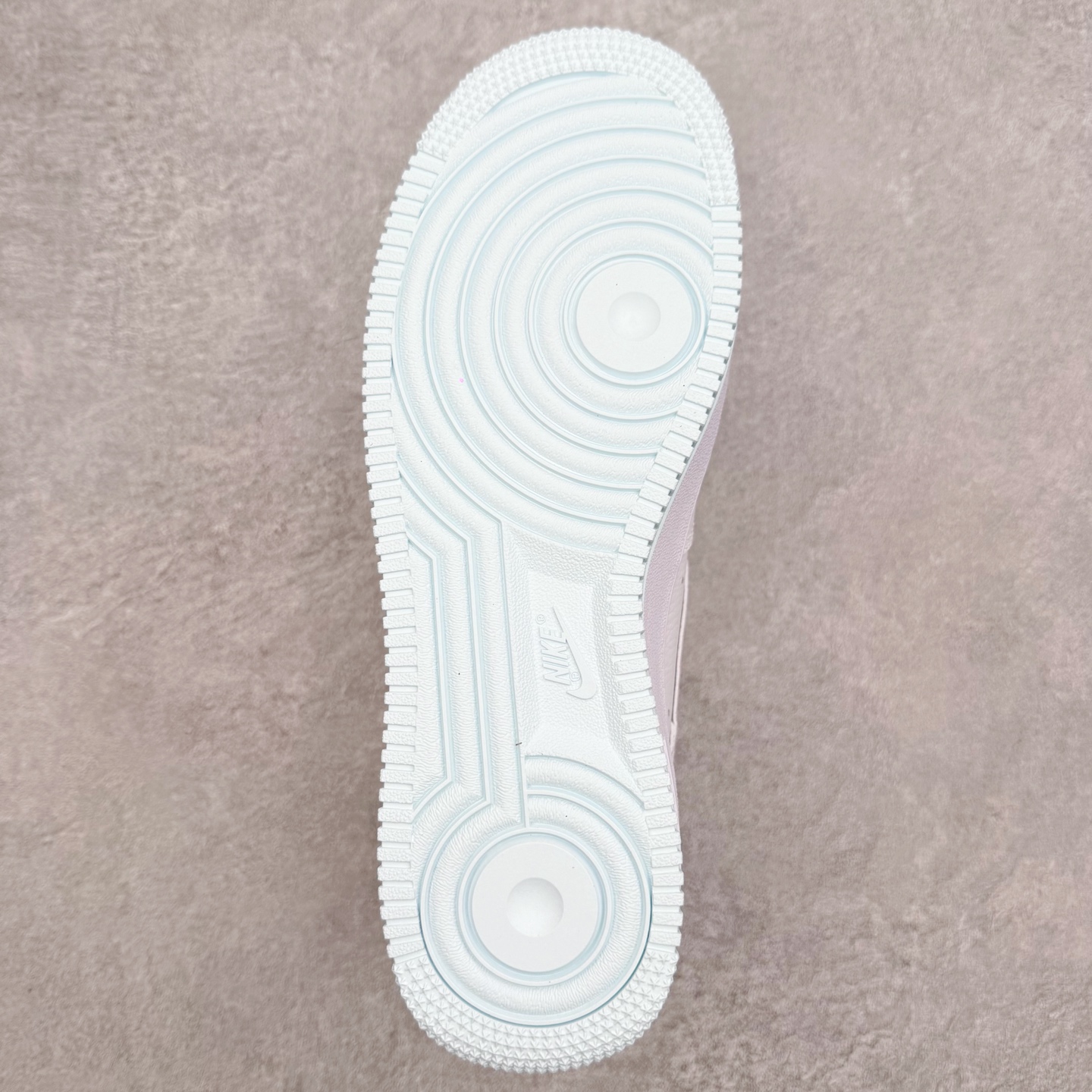 图片[9]-＃XT纯原 NK Air Force 1 Low 空军一号时尚舒适防滑耐磨低帮板鞋 IH0640-161 顶级批次 2022全新楦头鞋型 鱼鳞大底 历时开发三个月 清洁度完美 二维码鞋标 内置芯片及solo气垫 大底高度及其弧度依照正品 钢印 logo刺绣 鞋口弧度 鞋头长度 鞋面冲孔 鞋垫背胶及钢印 完美鞋型对比正品 每一处都是细节满满 柔软、弹性十足的缓震性能和出色的中底设计 横跨复古与现代的外型结合 造就出风靡全球 三十多年的Force 1 直到今天还深受青睐 实拍调校N版已经零色差零失真 百分百还原实物色彩所见即所得 不存在货不对板色差等低级问题 选购参考实物拍摄 不混卖不参货 只用心做好货严格选品 承诺混一赔十 尺码：36 36.5 37.5 38 38.5 39 40 40.5 41 42 42.5 43 44 44.5 45-选品中心