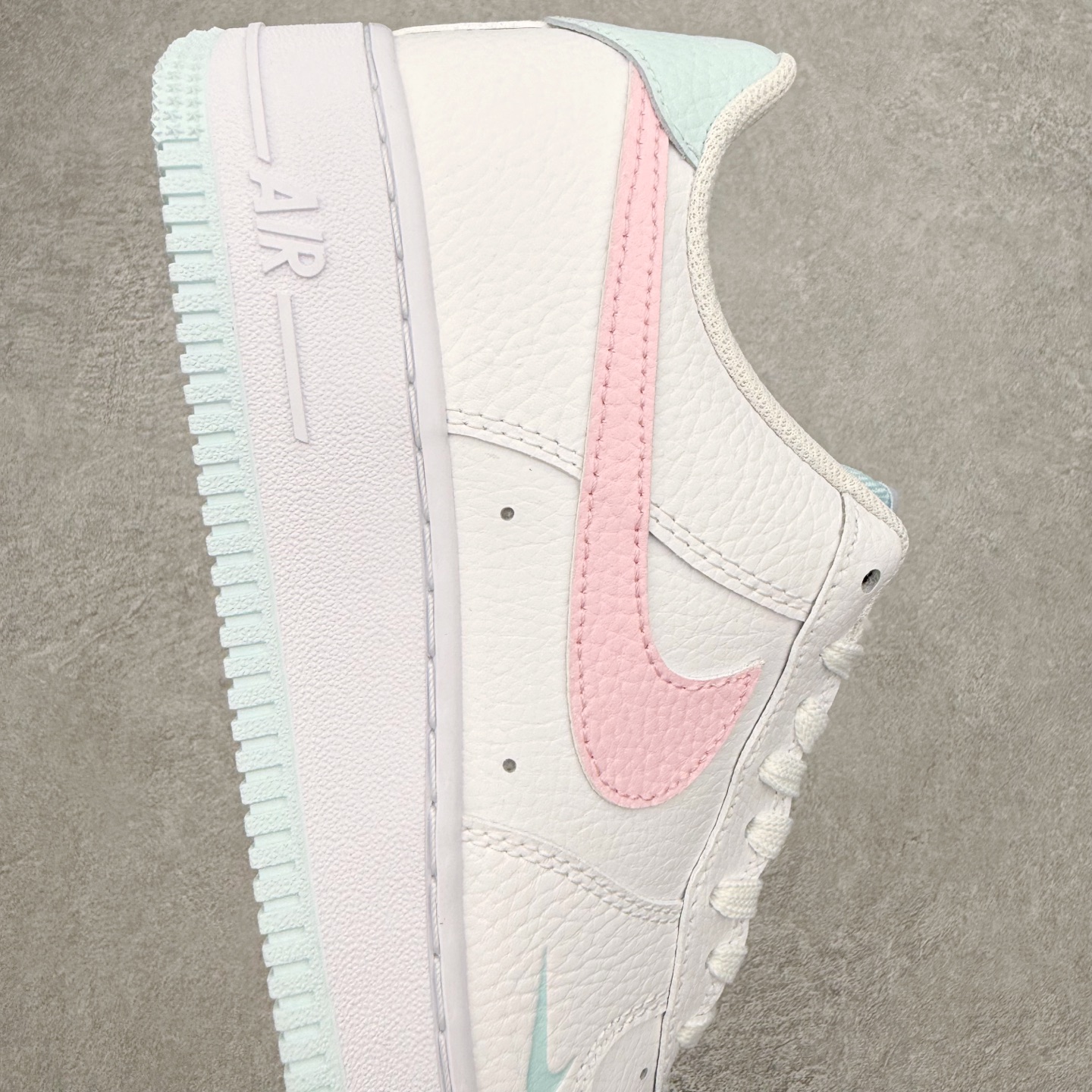 图片[6]-＃XT纯原 NK Air Force 1 Low 空军一号时尚舒适防滑耐磨低帮板鞋 IH0640-161 顶级批次 2022全新楦头鞋型 鱼鳞大底 历时开发三个月 清洁度完美 二维码鞋标 内置芯片及solo气垫 大底高度及其弧度依照正品 钢印 logo刺绣 鞋口弧度 鞋头长度 鞋面冲孔 鞋垫背胶及钢印 完美鞋型对比正品 每一处都是细节满满 柔软、弹性十足的缓震性能和出色的中底设计 横跨复古与现代的外型结合 造就出风靡全球 三十多年的Force 1 直到今天还深受青睐 实拍调校N版已经零色差零失真 百分百还原实物色彩所见即所得 不存在货不对板色差等低级问题 选购参考实物拍摄 不混卖不参货 只用心做好货严格选品 承诺混一赔十 尺码：36 36.5 37.5 38 38.5 39 40 40.5 41 42 42.5 43 44 44.5 45-选品中心