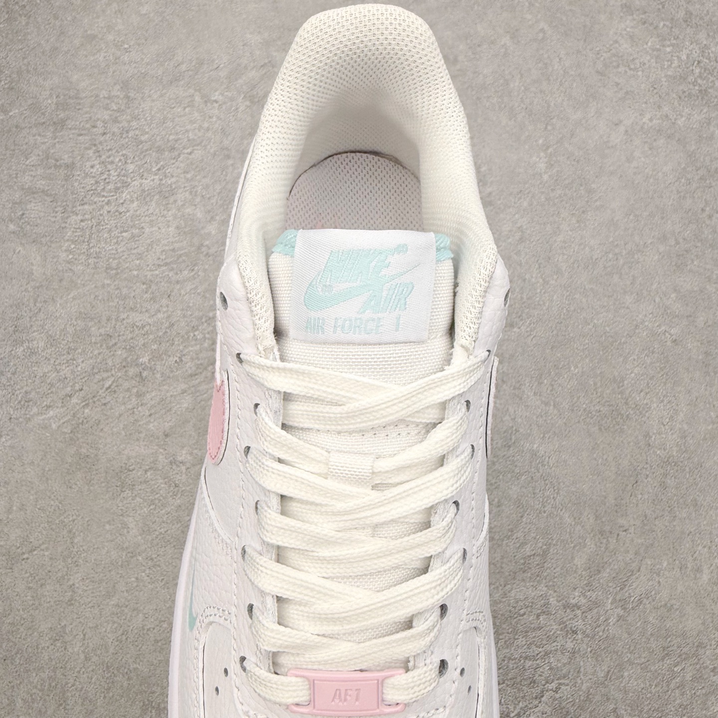 图片[5]-＃XT纯原 NK Air Force 1 Low 空军一号时尚舒适防滑耐磨低帮板鞋 IH0640-161 顶级批次 2022全新楦头鞋型 鱼鳞大底 历时开发三个月 清洁度完美 二维码鞋标 内置芯片及solo气垫 大底高度及其弧度依照正品 钢印 logo刺绣 鞋口弧度 鞋头长度 鞋面冲孔 鞋垫背胶及钢印 完美鞋型对比正品 每一处都是细节满满 柔软、弹性十足的缓震性能和出色的中底设计 横跨复古与现代的外型结合 造就出风靡全球 三十多年的Force 1 直到今天还深受青睐 实拍调校N版已经零色差零失真 百分百还原实物色彩所见即所得 不存在货不对板色差等低级问题 选购参考实物拍摄 不混卖不参货 只用心做好货严格选品 承诺混一赔十 尺码：36 36.5 37.5 38 38.5 39 40 40.5 41 42 42.5 43 44 44.5 45-选品中心