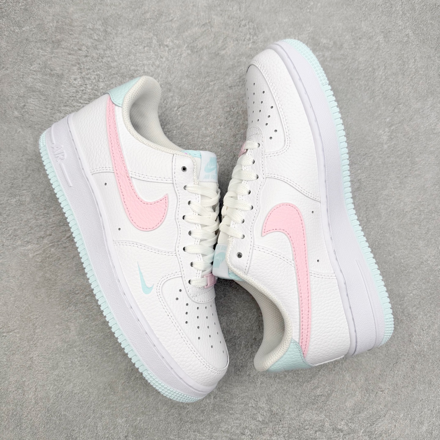 图片[3]-＃XT纯原 NK Air Force 1 Low 空军一号时尚舒适防滑耐磨低帮板鞋 IH0640-161 顶级批次 2022全新楦头鞋型 鱼鳞大底 历时开发三个月 清洁度完美 二维码鞋标 内置芯片及solo气垫 大底高度及其弧度依照正品 钢印 logo刺绣 鞋口弧度 鞋头长度 鞋面冲孔 鞋垫背胶及钢印 完美鞋型对比正品 每一处都是细节满满 柔软、弹性十足的缓震性能和出色的中底设计 横跨复古与现代的外型结合 造就出风靡全球 三十多年的Force 1 直到今天还深受青睐 实拍调校N版已经零色差零失真 百分百还原实物色彩所见即所得 不存在货不对板色差等低级问题 选购参考实物拍摄 不混卖不参货 只用心做好货严格选品 承诺混一赔十 尺码：36 36.5 37.5 38 38.5 39 40 40.5 41 42 42.5 43 44 44.5 45-选品中心