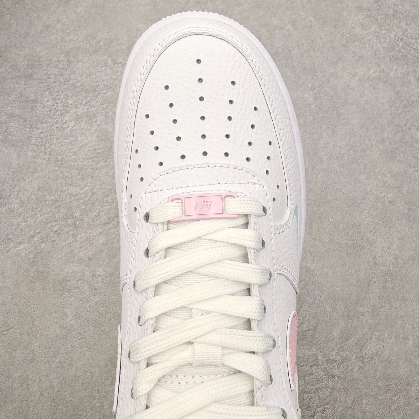 图片[4]-＃XT纯原 NK Air Force 1 Low 空军一号时尚舒适防滑耐磨低帮板鞋 IH0640-161 顶级批次 2022全新楦头鞋型 鱼鳞大底 历时开发三个月 清洁度完美 二维码鞋标 内置芯片及solo气垫 大底高度及其弧度依照正品 钢印 logo刺绣 鞋口弧度 鞋头长度 鞋面冲孔 鞋垫背胶及钢印 完美鞋型对比正品 每一处都是细节满满 柔软、弹性十足的缓震性能和出色的中底设计 横跨复古与现代的外型结合 造就出风靡全球 三十多年的Force 1 直到今天还深受青睐 实拍调校N版已经零色差零失真 百分百还原实物色彩所见即所得 不存在货不对板色差等低级问题 选购参考实物拍摄 不混卖不参货 只用心做好货严格选品 承诺混一赔十 尺码：36 36.5 37.5 38 38.5 39 40 40.5 41 42 42.5 43 44 44.5 45-选品中心