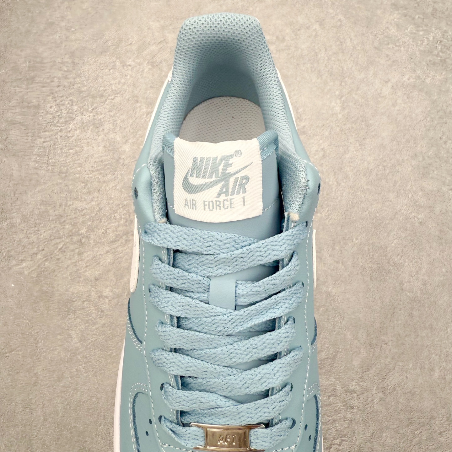 图片[5]-＃XT纯原 NK Air Force 1 Low 空军一号时尚舒适防滑耐磨低帮板鞋 FJ4146-403 顶级批次 2022全新楦头鞋型 鱼鳞大底 历时开发三个月 清洁度完美 二维码鞋标 内置芯片及solo气垫 大底高度及其弧度依照正品 钢印 logo刺绣 鞋口弧度 鞋头长度 鞋面冲孔 鞋垫背胶及钢印 完美鞋型对比正品 每一处都是细节满满 柔软、弹性十足的缓震性能和出色的中底设计 横跨复古与现代的外型结合 造就出风靡全球 三十多年的Force 1 直到今天还深受青睐 实拍调校N版已经零色差零失真 百分百还原实物色彩所见即所得 不存在货不对板色差等低级问题 选购参考实物拍摄 不混卖不参货 只用心做好货严格选品 承诺混一赔十 尺码：36 36.5 37.5 38 38.5 39 40 40.5 41 42 42.5 43 44 44.5 45-选品中心