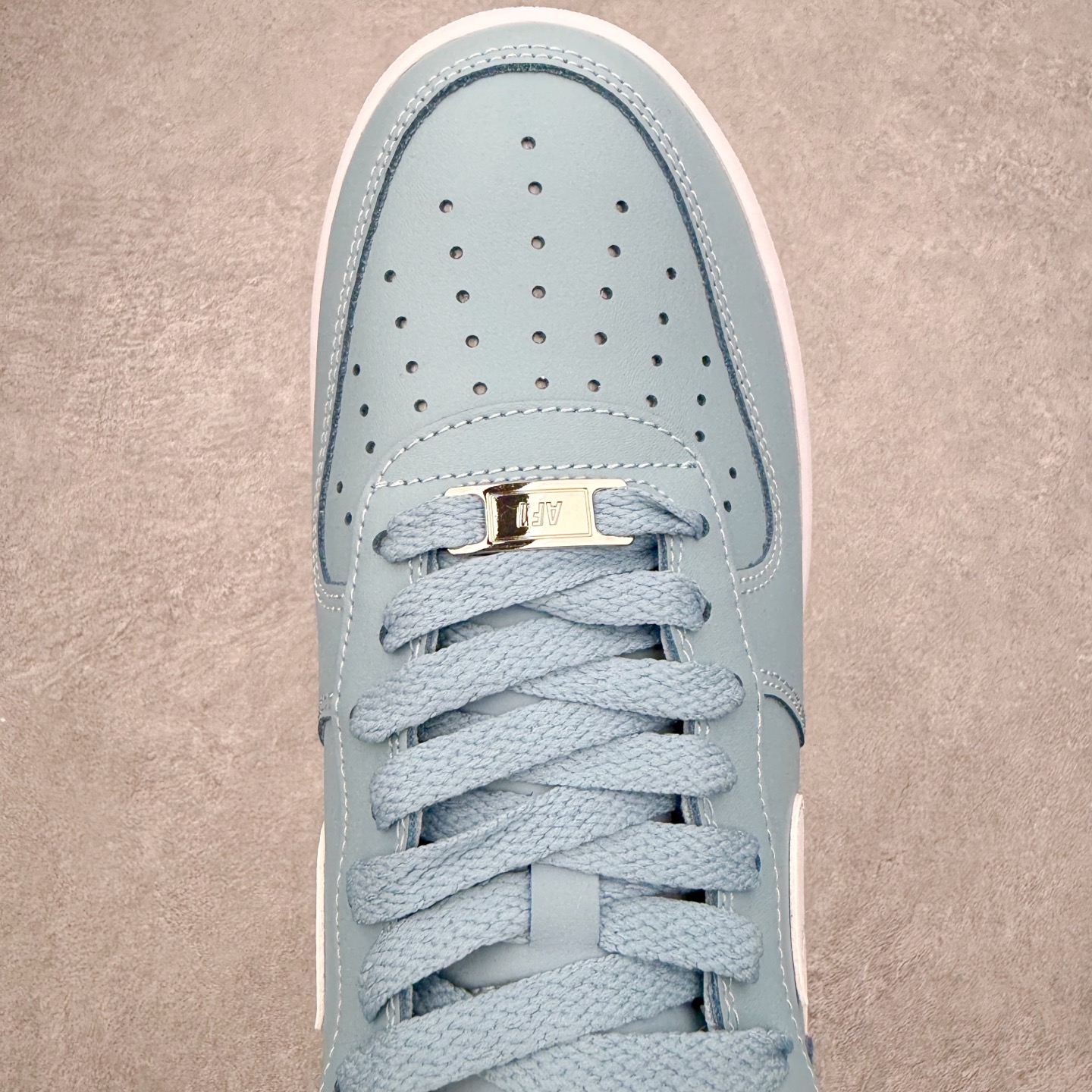 图片[4]-＃XT纯原 NK Air Force 1 Low 空军一号时尚舒适防滑耐磨低帮板鞋 FJ4146-403 顶级批次 2022全新楦头鞋型 鱼鳞大底 历时开发三个月 清洁度完美 二维码鞋标 内置芯片及solo气垫 大底高度及其弧度依照正品 钢印 logo刺绣 鞋口弧度 鞋头长度 鞋面冲孔 鞋垫背胶及钢印 完美鞋型对比正品 每一处都是细节满满 柔软、弹性十足的缓震性能和出色的中底设计 横跨复古与现代的外型结合 造就出风靡全球 三十多年的Force 1 直到今天还深受青睐 实拍调校N版已经零色差零失真 百分百还原实物色彩所见即所得 不存在货不对板色差等低级问题 选购参考实物拍摄 不混卖不参货 只用心做好货严格选品 承诺混一赔十 尺码：36 36.5 37.5 38 38.5 39 40 40.5 41 42 42.5 43 44 44.5 45-选品中心