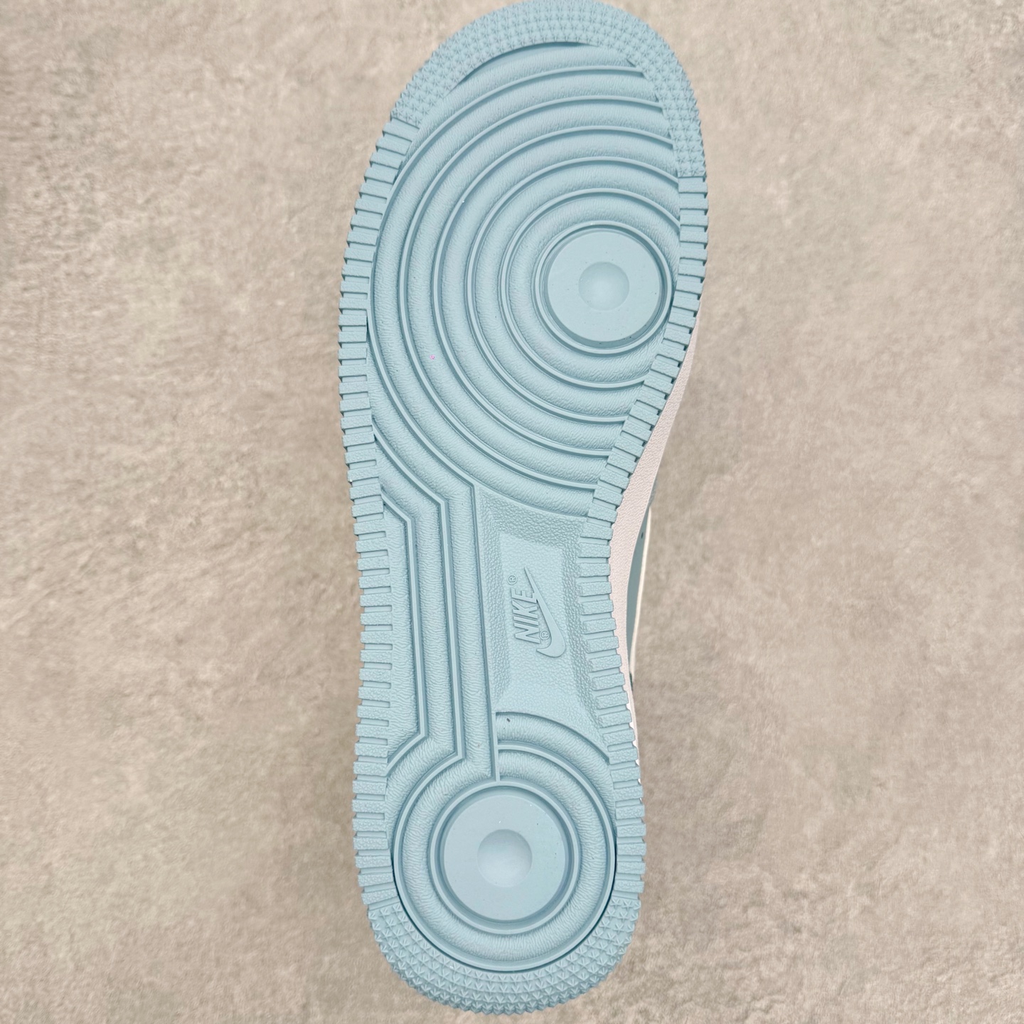 图片[9]-＃XT纯原 NK Air Force 1 Low 空军一号时尚舒适防滑耐磨低帮板鞋 FJ4146-403 顶级批次 2022全新楦头鞋型 鱼鳞大底 历时开发三个月 清洁度完美 二维码鞋标 内置芯片及solo气垫 大底高度及其弧度依照正品 钢印 logo刺绣 鞋口弧度 鞋头长度 鞋面冲孔 鞋垫背胶及钢印 完美鞋型对比正品 每一处都是细节满满 柔软、弹性十足的缓震性能和出色的中底设计 横跨复古与现代的外型结合 造就出风靡全球 三十多年的Force 1 直到今天还深受青睐 实拍调校N版已经零色差零失真 百分百还原实物色彩所见即所得 不存在货不对板色差等低级问题 选购参考实物拍摄 不混卖不参货 只用心做好货严格选品 承诺混一赔十 尺码：36 36.5 37.5 38 38.5 39 40 40.5 41 42 42.5 43 44 44.5 45-选品中心