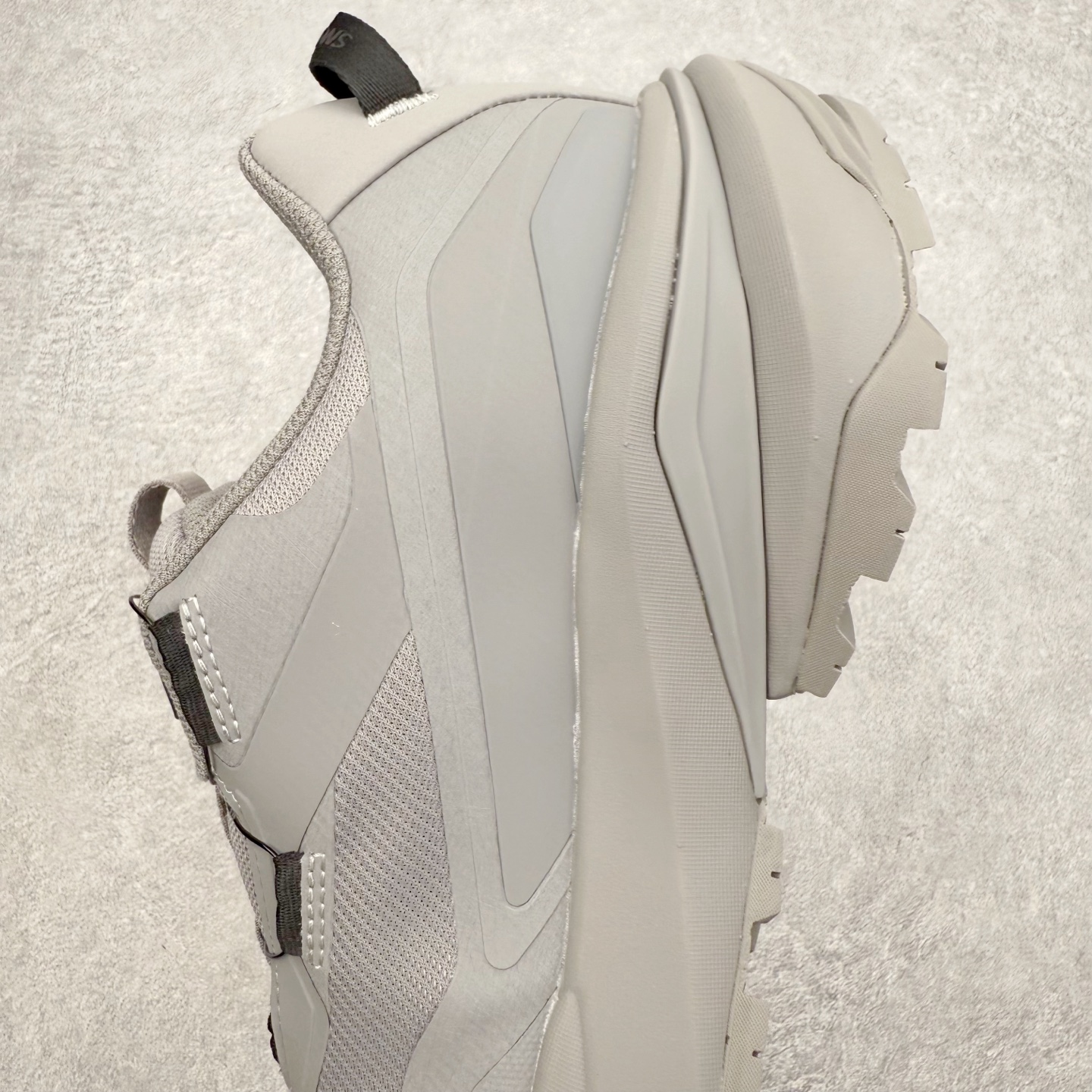 图片[7]-迪桑特DESCENTE SKI STYLE 系列 GORE-TEX 舒适耐磨防水低帮徒步鞋 男女同款 DESCENTE（迪桑特）创立于1935年，品牌名取自法语词汇，意为“滑降”。品牌箭头标识代表滑雪的三种技术“高速直线滑行”、“穿越”和“侧滑”，也寓意品牌在打造高端专业运动产品中不断追求完美的创新精神，致力于成为中国高端专业滑雪、综训、女子、铁人三项、高尔夫的第一品牌。实拍调校N版已经零色差零失真 百分百还原实物色彩所见即所得 不存在货不对板色差等低级问题 选购参考实物拍摄 不混卖不参货 只用心做好货严格选品 承诺混一赔十 尺码：36 36.5 37.5 38 38.5 39 40 40.5 41 42 42.5 43 44 44.5 45-选品中心