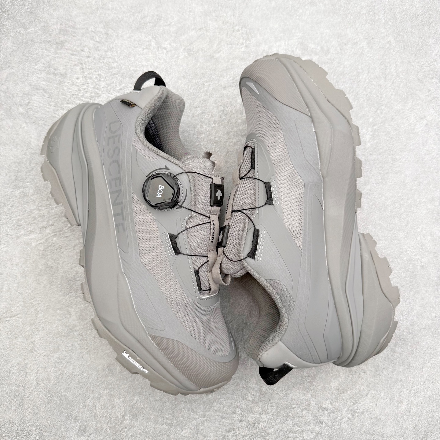 图片[3]-迪桑特DESCENTE SKI STYLE 系列 GORE-TEX 舒适耐磨防水低帮徒步鞋 男女同款 DESCENTE（迪桑特）创立于1935年，品牌名取自法语词汇，意为“滑降”。品牌箭头标识代表滑雪的三种技术“高速直线滑行”、“穿越”和“侧滑”，也寓意品牌在打造高端专业运动产品中不断追求完美的创新精神，致力于成为中国高端专业滑雪、综训、女子、铁人三项、高尔夫的第一品牌。实拍调校N版已经零色差零失真 百分百还原实物色彩所见即所得 不存在货不对板色差等低级问题 选购参考实物拍摄 不混卖不参货 只用心做好货严格选品 承诺混一赔十 尺码：36 36.5 37.5 38 38.5 39 40 40.5 41 42 42.5 43 44 44.5 45-选品中心