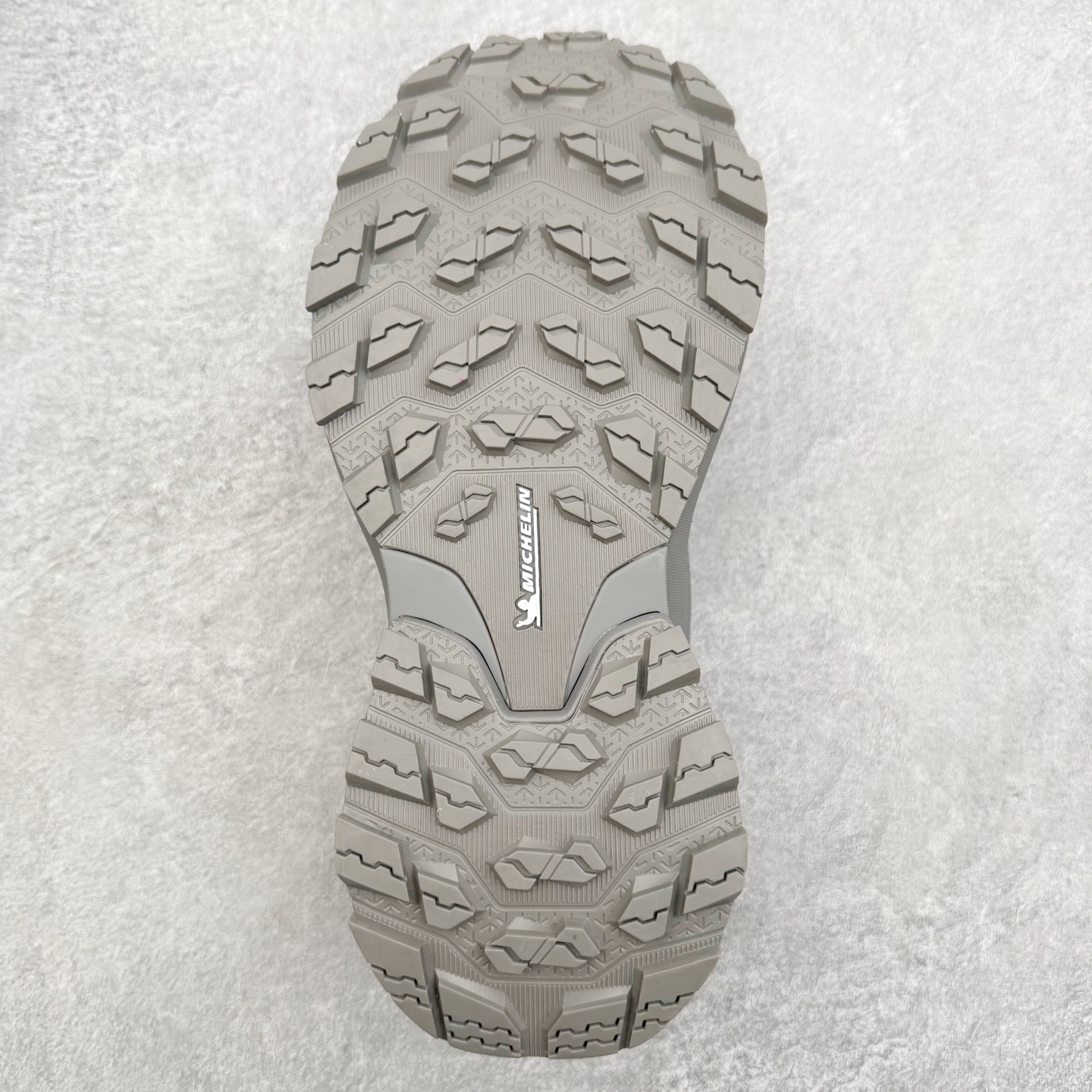 图片[9]-迪桑特DESCENTE SKI STYLE 系列 GORE-TEX 舒适耐磨防水低帮徒步鞋 男女同款 DESCENTE（迪桑特）创立于1935年，品牌名取自法语词汇，意为“滑降”。品牌箭头标识代表滑雪的三种技术“高速直线滑行”、“穿越”和“侧滑”，也寓意品牌在打造高端专业运动产品中不断追求完美的创新精神，致力于成为中国高端专业滑雪、综训、女子、铁人三项、高尔夫的第一品牌。实拍调校N版已经零色差零失真 百分百还原实物色彩所见即所得 不存在货不对板色差等低级问题 选购参考实物拍摄 不混卖不参货 只用心做好货严格选品 承诺混一赔十 尺码：36 36.5 37.5 38 38.5 39 40 40.5 41 42 42.5 43 44 44.5 45-选品中心