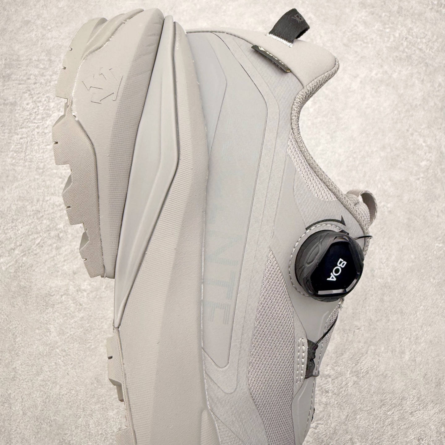 图片[6]-迪桑特DESCENTE SKI STYLE 系列 GORE-TEX 舒适耐磨防水低帮徒步鞋 男女同款 DESCENTE（迪桑特）创立于1935年，品牌名取自法语词汇，意为“滑降”。品牌箭头标识代表滑雪的三种技术“高速直线滑行”、“穿越”和“侧滑”，也寓意品牌在打造高端专业运动产品中不断追求完美的创新精神，致力于成为中国高端专业滑雪、综训、女子、铁人三项、高尔夫的第一品牌。实拍调校N版已经零色差零失真 百分百还原实物色彩所见即所得 不存在货不对板色差等低级问题 选购参考实物拍摄 不混卖不参货 只用心做好货严格选品 承诺混一赔十 尺码：36 36.5 37.5 38 38.5 39 40 40.5 41 42 42.5 43 44 44.5 45-选品中心