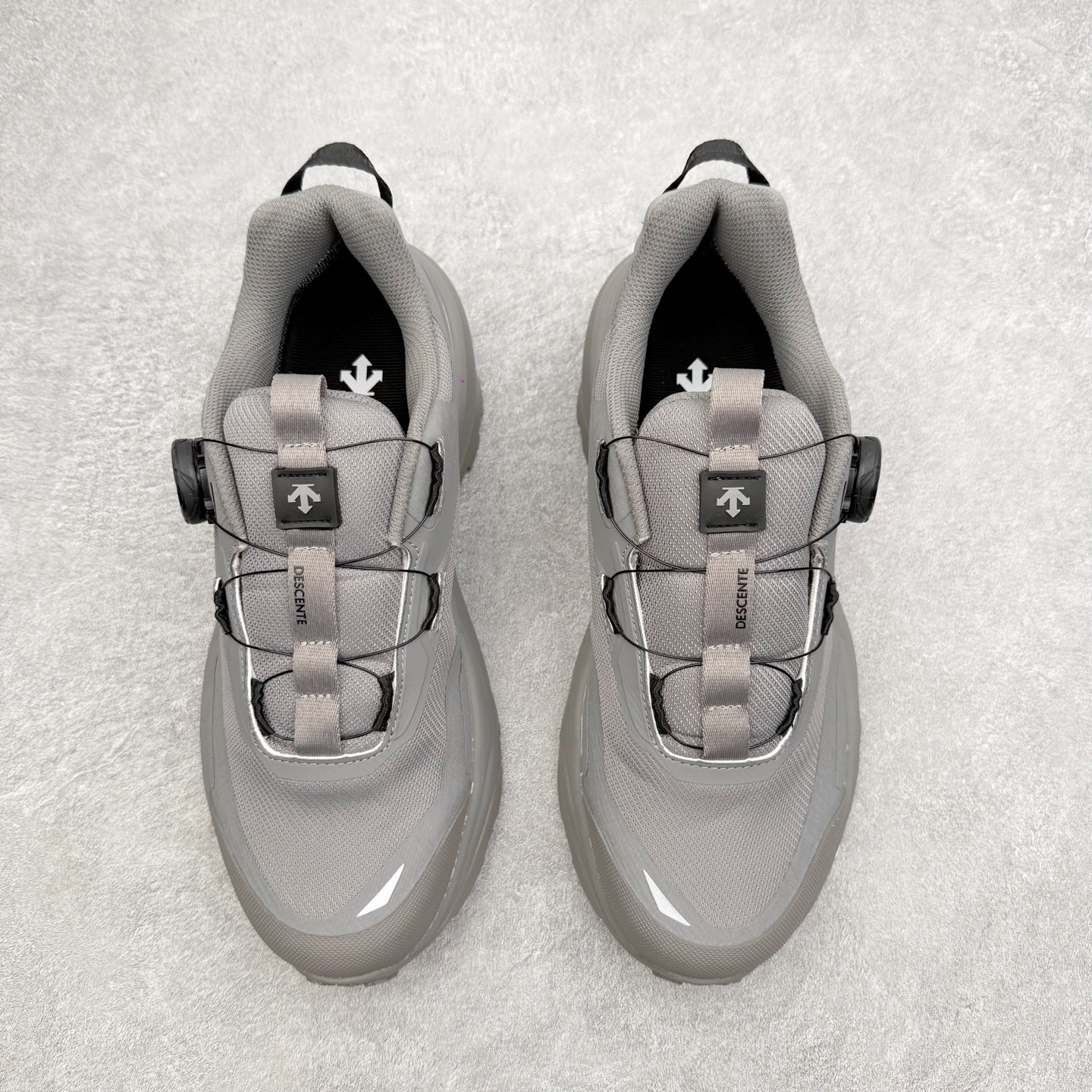 图片[2]-迪桑特DESCENTE SKI STYLE 系列 GORE-TEX 舒适耐磨防水低帮徒步鞋 男女同款 DESCENTE（迪桑特）创立于1935年，品牌名取自法语词汇，意为“滑降”。品牌箭头标识代表滑雪的三种技术“高速直线滑行”、“穿越”和“侧滑”，也寓意品牌在打造高端专业运动产品中不断追求完美的创新精神，致力于成为中国高端专业滑雪、综训、女子、铁人三项、高尔夫的第一品牌。实拍调校N版已经零色差零失真 百分百还原实物色彩所见即所得 不存在货不对板色差等低级问题 选购参考实物拍摄 不混卖不参货 只用心做好货严格选品 承诺混一赔十 尺码：36 36.5 37.5 38 38.5 39 40 40.5 41 42 42.5 43 44 44.5 45-选品中心