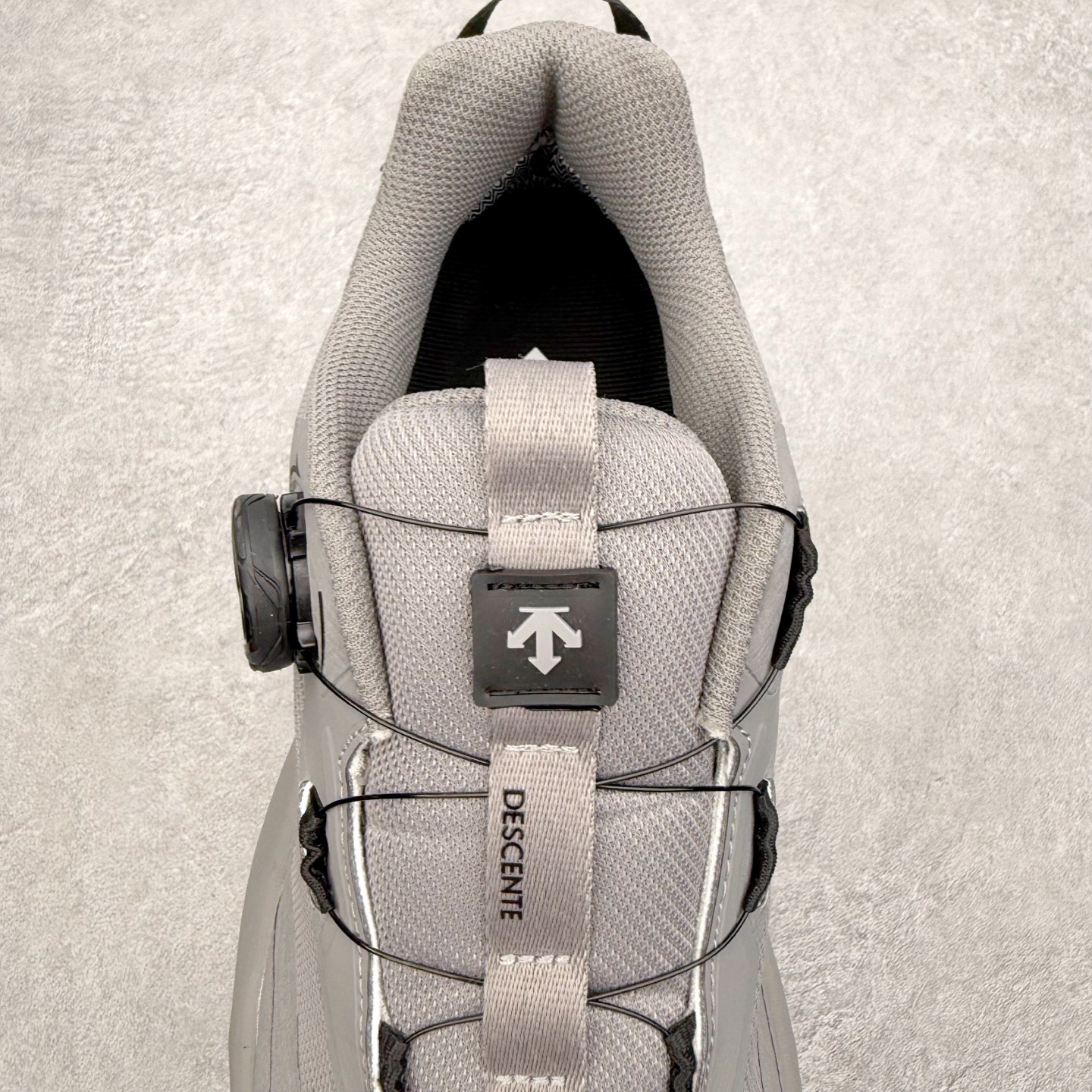 图片[5]-迪桑特DESCENTE SKI STYLE 系列 GORE-TEX 舒适耐磨防水低帮徒步鞋 男女同款 DESCENTE（迪桑特）创立于1935年，品牌名取自法语词汇，意为“滑降”。品牌箭头标识代表滑雪的三种技术“高速直线滑行”、“穿越”和“侧滑”，也寓意品牌在打造高端专业运动产品中不断追求完美的创新精神，致力于成为中国高端专业滑雪、综训、女子、铁人三项、高尔夫的第一品牌。实拍调校N版已经零色差零失真 百分百还原实物色彩所见即所得 不存在货不对板色差等低级问题 选购参考实物拍摄 不混卖不参货 只用心做好货严格选品 承诺混一赔十 尺码：36 36.5 37.5 38 38.5 39 40 40.5 41 42 42.5 43 44 44.5 45-选品中心