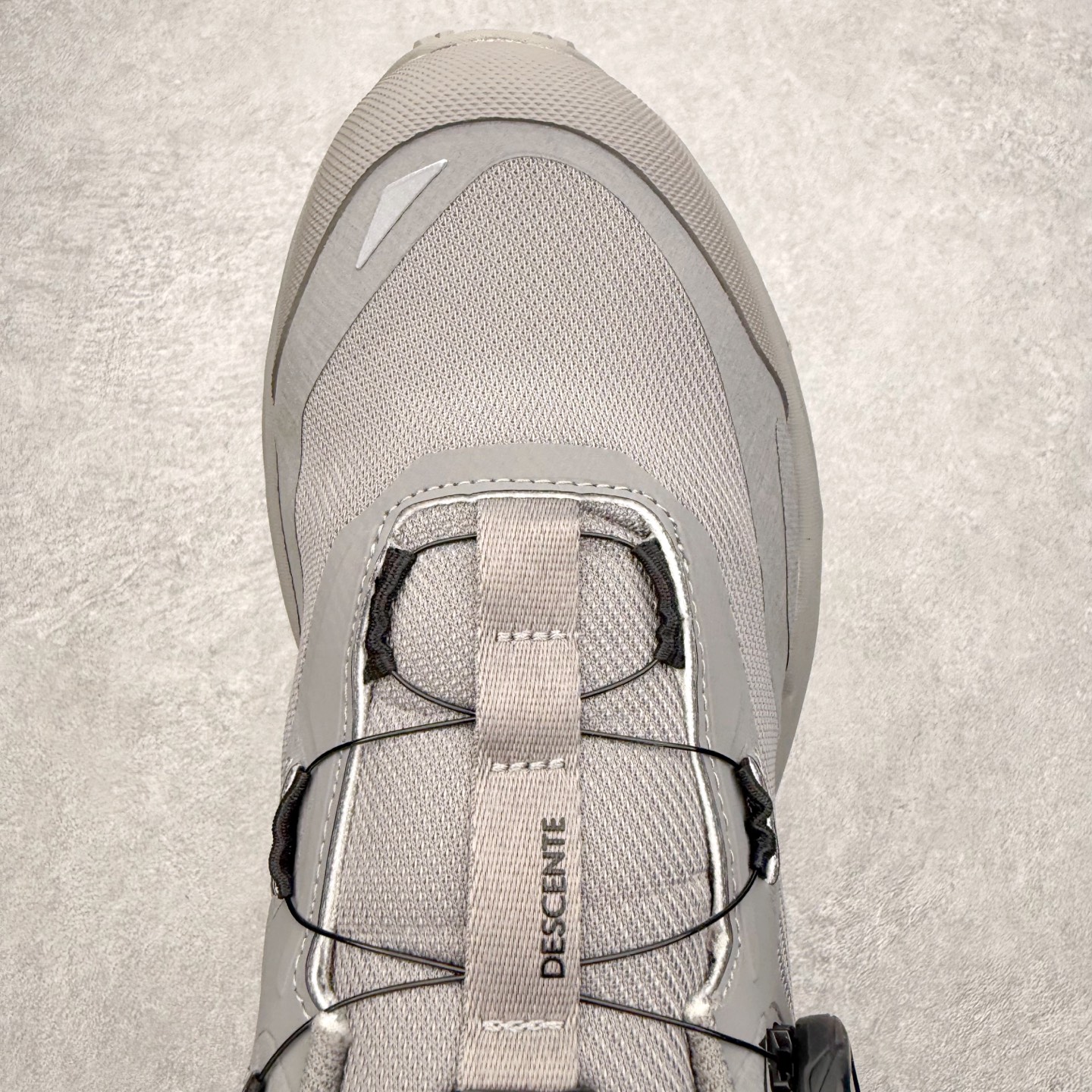 图片[4]-迪桑特DESCENTE SKI STYLE 系列 GORE-TEX 舒适耐磨防水低帮徒步鞋 男女同款 DESCENTE（迪桑特）创立于1935年，品牌名取自法语词汇，意为“滑降”。品牌箭头标识代表滑雪的三种技术“高速直线滑行”、“穿越”和“侧滑”，也寓意品牌在打造高端专业运动产品中不断追求完美的创新精神，致力于成为中国高端专业滑雪、综训、女子、铁人三项、高尔夫的第一品牌。实拍调校N版已经零色差零失真 百分百还原实物色彩所见即所得 不存在货不对板色差等低级问题 选购参考实物拍摄 不混卖不参货 只用心做好货严格选品 承诺混一赔十 尺码：36 36.5 37.5 38 38.5 39 40 40.5 41 42 42.5 43 44 44.5 45-选品中心