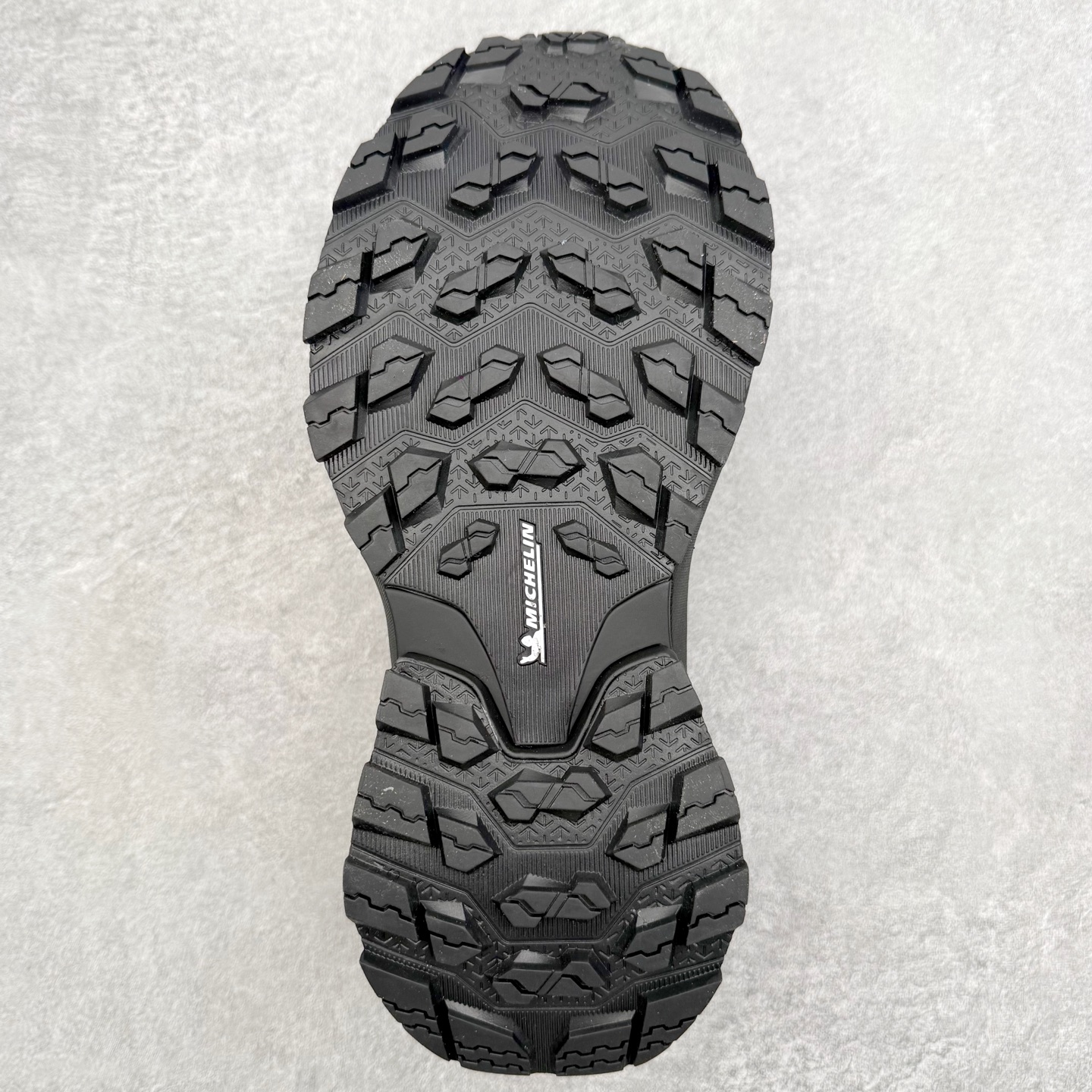 图片[9]-迪桑特DESCENTE SKI STYLE 系列 GORE-TEX 舒适耐磨防水低帮徒步鞋 男女同款 DESCENTE（迪桑特）创立于1935年，品牌名取自法语词汇，意为“滑降”。品牌箭头标识代表滑雪的三种技术“高速直线滑行”、“穿越”和“侧滑”，也寓意品牌在打造高端专业运动产品中不断追求完美的创新精神，致力于成为中国高端专业滑雪、综训、女子、铁人三项、高尔夫的第一品牌。实拍调校N版已经零色差零失真 百分百还原实物色彩所见即所得 不存在货不对板色差等低级问题 选购参考实物拍摄 不混卖不参货 只用心做好货严格选品 承诺混一赔十 尺码：36 36.5 37.5 38 38.5 39 40 40.5 41 42 42.5 43 44 44.5 45-选品中心