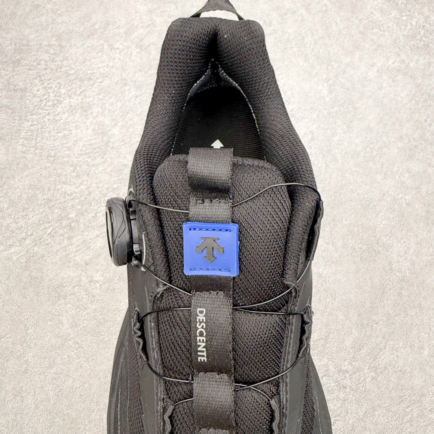 图片[5]-迪桑特DESCENTE SKI STYLE 系列 GORE-TEX 舒适耐磨防水低帮徒步鞋 男女同款 DESCENTE（迪桑特）创立于1935年，品牌名取自法语词汇，意为“滑降”。品牌箭头标识代表滑雪的三种技术“高速直线滑行”、“穿越”和“侧滑”，也寓意品牌在打造高端专业运动产品中不断追求完美的创新精神，致力于成为中国高端专业滑雪、综训、女子、铁人三项、高尔夫的第一品牌。实拍调校N版已经零色差零失真 百分百还原实物色彩所见即所得 不存在货不对板色差等低级问题 选购参考实物拍摄 不混卖不参货 只用心做好货严格选品 承诺混一赔十 尺码：36 36.5 37.5 38 38.5 39 40 40.5 41 42 42.5 43 44 44.5 45-选品中心