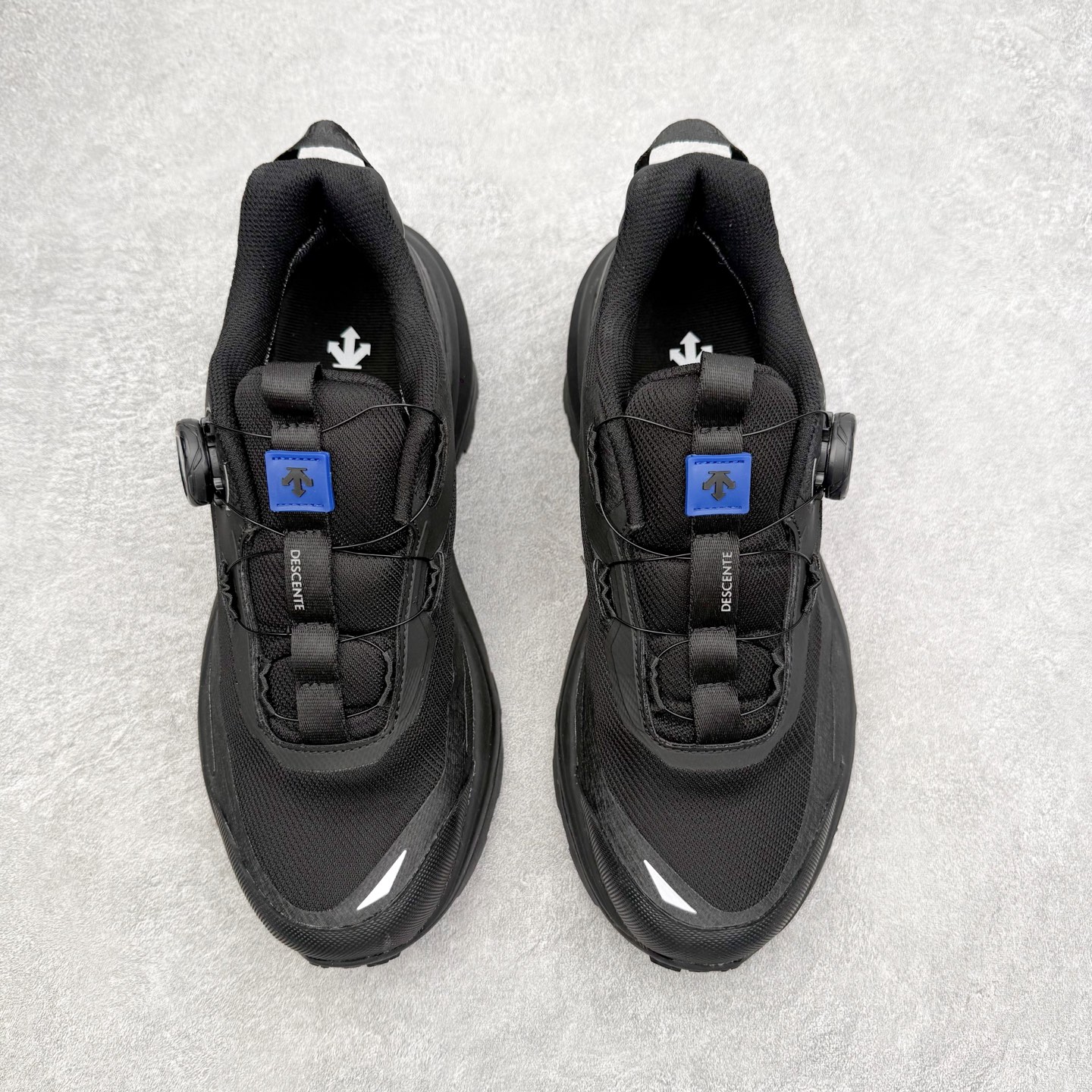 图片[2]-迪桑特DESCENTE SKI STYLE 系列 GORE-TEX 舒适耐磨防水低帮徒步鞋 男女同款 DESCENTE（迪桑特）创立于1935年，品牌名取自法语词汇，意为“滑降”。品牌箭头标识代表滑雪的三种技术“高速直线滑行”、“穿越”和“侧滑”，也寓意品牌在打造高端专业运动产品中不断追求完美的创新精神，致力于成为中国高端专业滑雪、综训、女子、铁人三项、高尔夫的第一品牌。实拍调校N版已经零色差零失真 百分百还原实物色彩所见即所得 不存在货不对板色差等低级问题 选购参考实物拍摄 不混卖不参货 只用心做好货严格选品 承诺混一赔十 尺码：36 36.5 37.5 38 38.5 39 40 40.5 41 42 42.5 43 44 44.5 45-选品中心