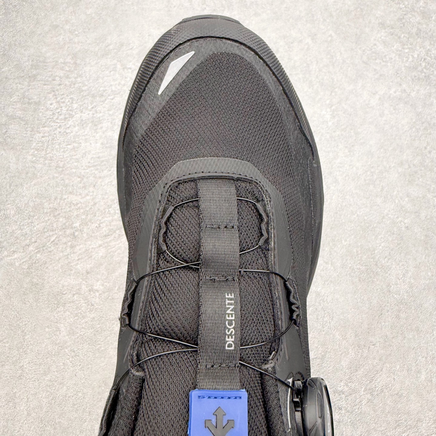 图片[4]-迪桑特DESCENTE SKI STYLE 系列 GORE-TEX 舒适耐磨防水低帮徒步鞋 男女同款 DESCENTE（迪桑特）创立于1935年，品牌名取自法语词汇，意为“滑降”。品牌箭头标识代表滑雪的三种技术“高速直线滑行”、“穿越”和“侧滑”，也寓意品牌在打造高端专业运动产品中不断追求完美的创新精神，致力于成为中国高端专业滑雪、综训、女子、铁人三项、高尔夫的第一品牌。实拍调校N版已经零色差零失真 百分百还原实物色彩所见即所得 不存在货不对板色差等低级问题 选购参考实物拍摄 不混卖不参货 只用心做好货严格选品 承诺混一赔十 尺码：36 36.5 37.5 38 38.5 39 40 40.5 41 42 42.5 43 44 44.5 45-选品中心