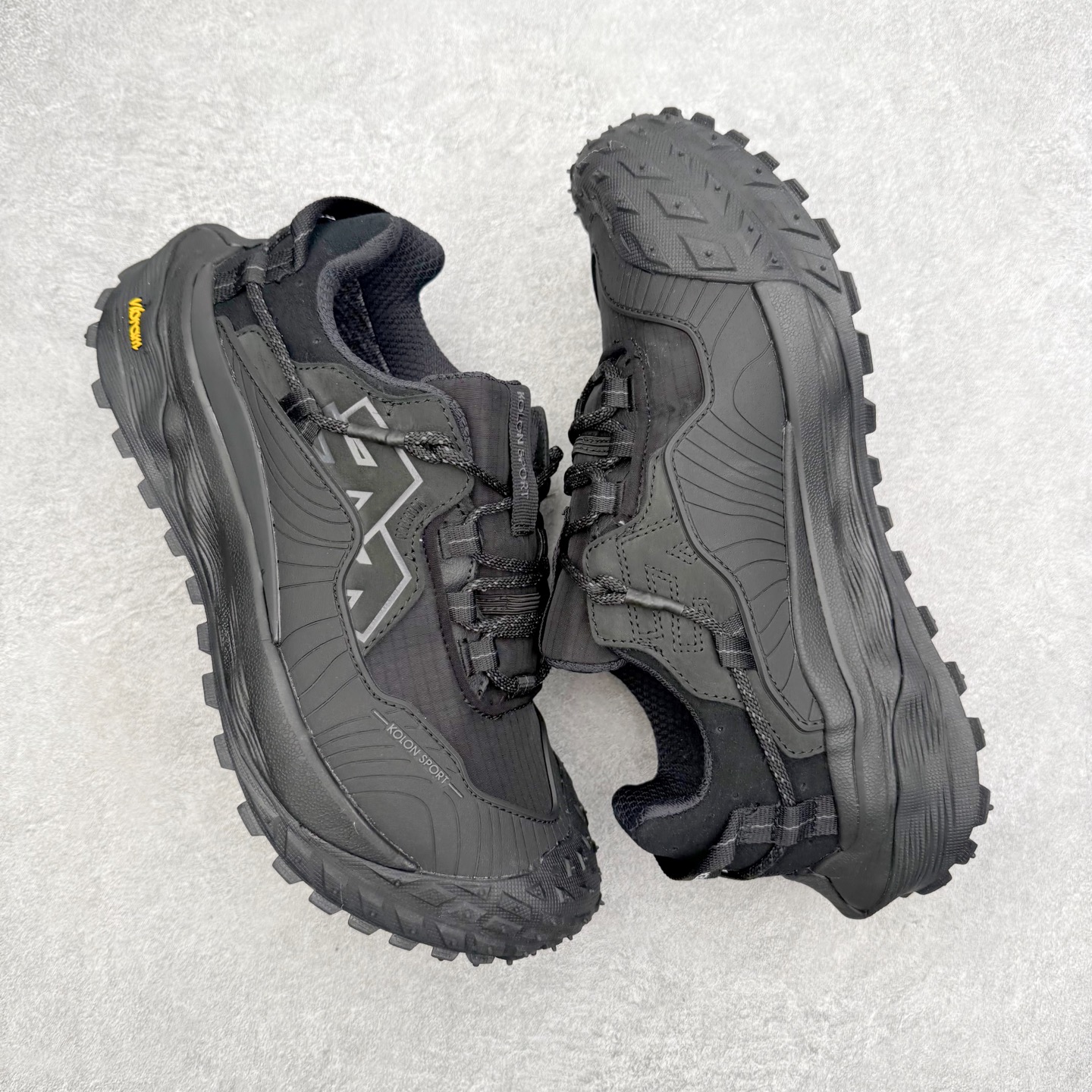 图片[3]-KOLON SPORT LIT CAMP 可隆织物舒适户外 低帮徒步鞋 男女同款 KOLON SPORT 可隆1973年诞生，并首次推出登山装备。自创立起，KOLON SPORT就把绿色定为基本色调，以常青树为品牌标志，坚持以关爱自然为己任，积极探求自然界的舒适，并以此应用于新产品的开发与研究。40多年来，历经不断革新，成就高端专业户外品牌。实拍调校N版已经零色差零失真 百分百还原实物色彩所见即所得 不存在货不对板色差等低级问题 选购参考实物拍摄 不混卖不参货 只用心做好货严格选品 承诺混一赔十 尺码：36 36.5 37.5 38 38.5 39 40 40.5 41 42 42.5 43 44 44.5 45-选品中心