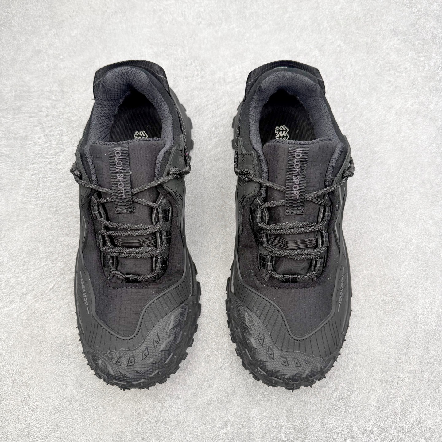 图片[2]-KOLON SPORT LIT CAMP 可隆织物舒适户外 低帮徒步鞋 男女同款 KOLON SPORT 可隆1973年诞生，并首次推出登山装备。自创立起，KOLON SPORT就把绿色定为基本色调，以常青树为品牌标志，坚持以关爱自然为己任，积极探求自然界的舒适，并以此应用于新产品的开发与研究。40多年来，历经不断革新，成就高端专业户外品牌。实拍调校N版已经零色差零失真 百分百还原实物色彩所见即所得 不存在货不对板色差等低级问题 选购参考实物拍摄 不混卖不参货 只用心做好货严格选品 承诺混一赔十 尺码：36 36.5 37.5 38 38.5 39 40 40.5 41 42 42.5 43 44 44.5 45-选品中心