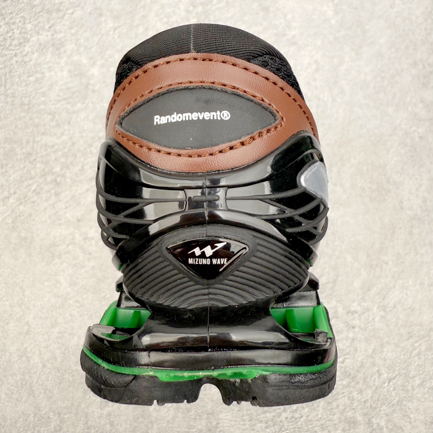 图片[8]-Mizuno Wave Prophecy LS 经典百搭跑步鞋 男女同款 美津浓（Mizuno）是日本美津浓株式会社于1906年创立的运动品牌，经过一个多世纪的不断努力现已成为世界著名的运动器具、服装和鞋类生产商。美津浓力求服务于各类运动项目，并竭力使运动生活更加愉快和振奋。产品种类齐全，覆盖几乎全部主要运动项目，达到30万多个品类。尺码：36 36.5 37.5 38 38.5 39 40 40.5 41 42 42.5 43 44 44.5 45-选品中心