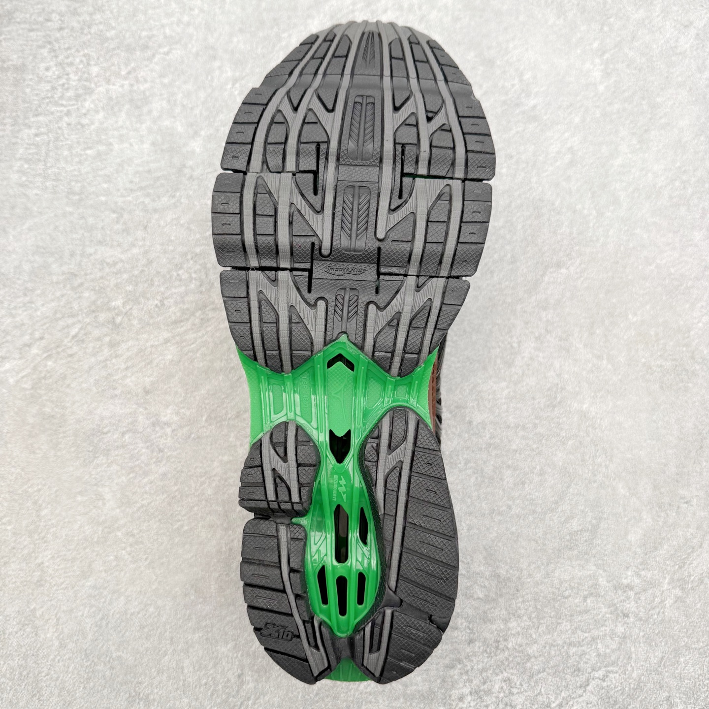 图片[9]-Mizuno Wave Prophecy LS 经典百搭跑步鞋 男女同款 美津浓（Mizuno）是日本美津浓株式会社于1906年创立的运动品牌，经过一个多世纪的不断努力现已成为世界著名的运动器具、服装和鞋类生产商。美津浓力求服务于各类运动项目，并竭力使运动生活更加愉快和振奋。产品种类齐全，覆盖几乎全部主要运动项目，达到30万多个品类。尺码：36 36.5 37.5 38 38.5 39 40 40.5 41 42 42.5 43 44 44.5 45-选品中心