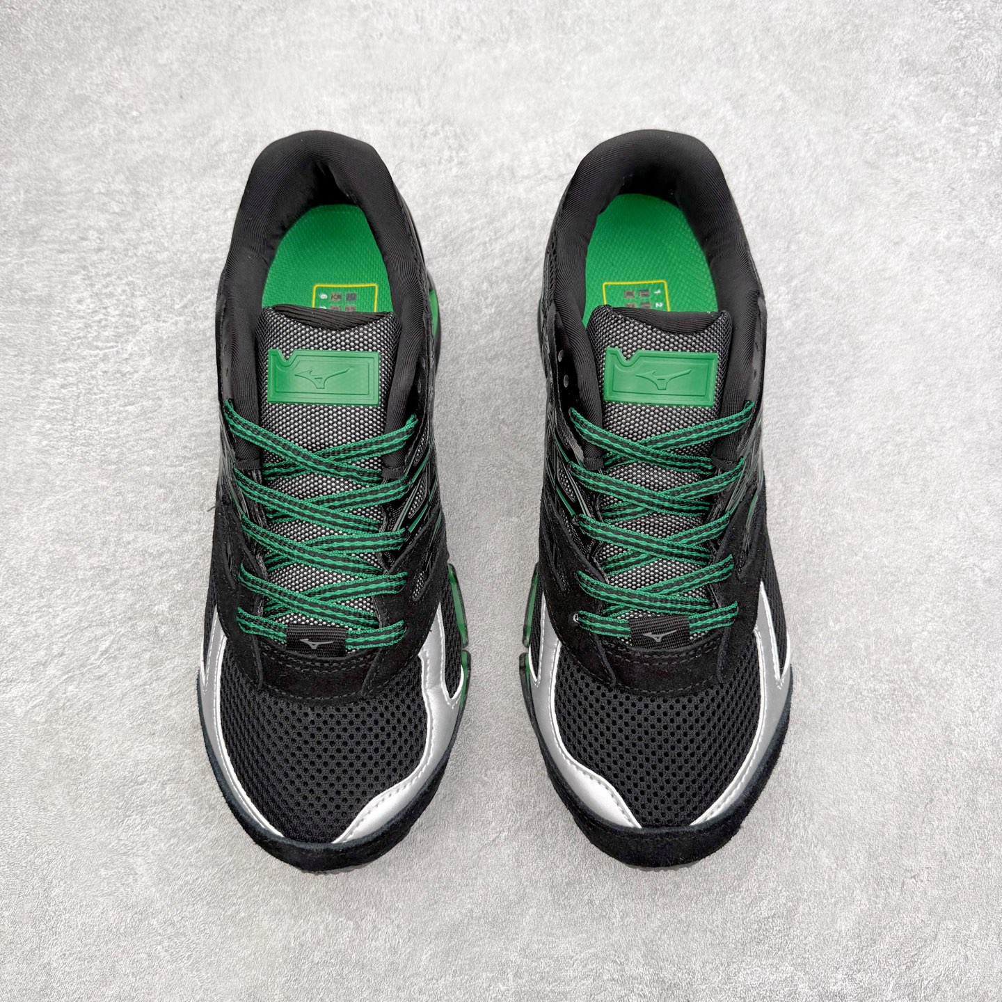 图片[2]-Mizuno Wave Prophecy LS 经典百搭跑步鞋 男女同款 美津浓（Mizuno）是日本美津浓株式会社于1906年创立的运动品牌，经过一个多世纪的不断努力现已成为世界著名的运动器具、服装和鞋类生产商。美津浓力求服务于各类运动项目，并竭力使运动生活更加愉快和振奋。产品种类齐全，覆盖几乎全部主要运动项目，达到30万多个品类。尺码：36 36.5 37.5 38 38.5 39 40 40.5 41 42 42.5 43 44 44.5 45-选品中心