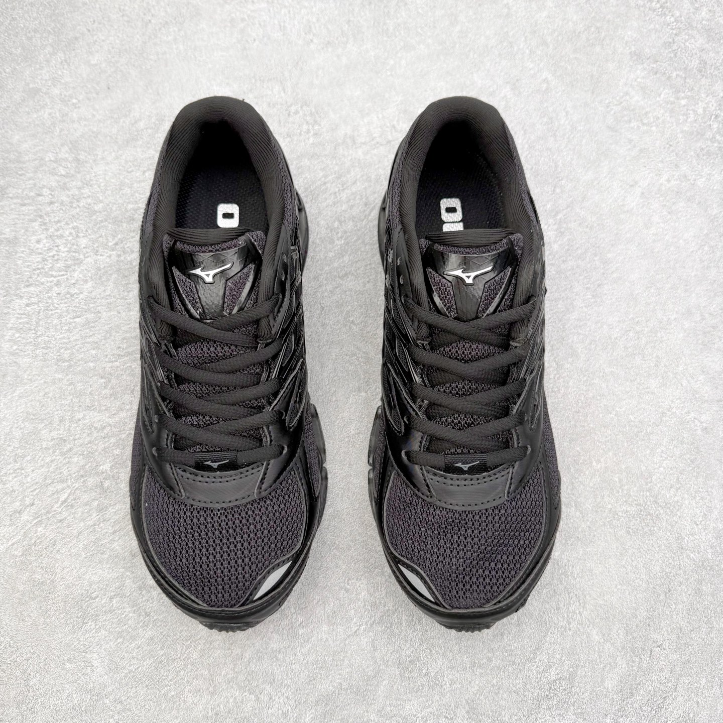 图片[2]-Mizuno Wave Prophecy LS 经典百搭跑步鞋 男女同款 美津浓（Mizuno）是日本美津浓株式会社于1906年创立的运动品牌，经过一个多世纪的不断努力现已成为世界著名的运动器具、服装和鞋类生产商。美津浓力求服务于各类运动项目，并竭力使运动生活更加愉快和振奋。产品种类齐全，覆盖几乎全部主要运动项目，达到30万多个品类。尺码：36 36.5 37.5 38 38.5 39 40 40.5 41 42 42.5 43 44 44.5 45-选品中心