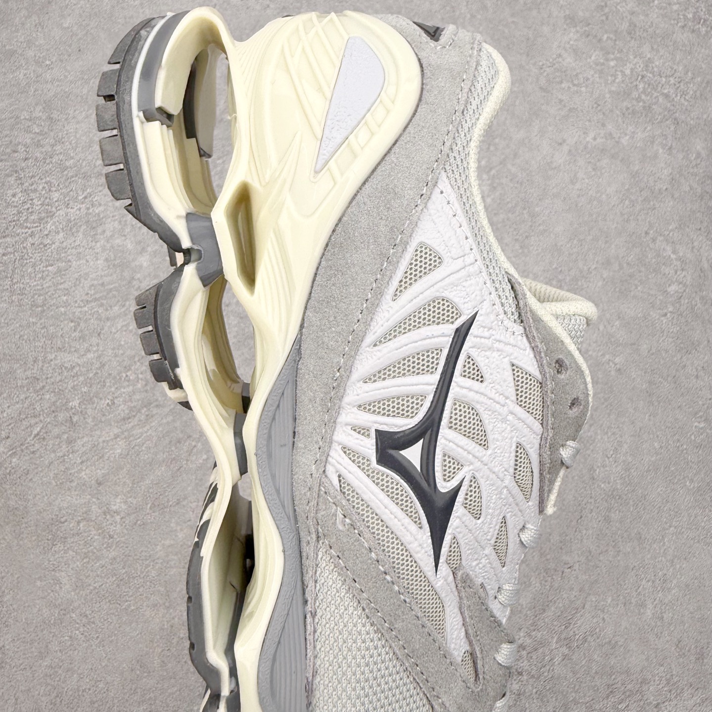 图片[6]-Mizuno Wave Prophecy LS 经典百搭跑步鞋 男女同款 美津浓（Mizuno）是日本美津浓株式会社于1906年创立的运动品牌，经过一个多世纪的不断努力现已成为世界著名的运动器具、服装和鞋类生产商。美津浓力求服务于各类运动项目，并竭力使运动生活更加愉快和振奋。产品种类齐全，覆盖几乎全部主要运动项目，达到30万多个品类。尺码：36 36.5 37.5 38 38.5 39 40 40.5 41 42 42.5 43 44 44.5 45-选品中心